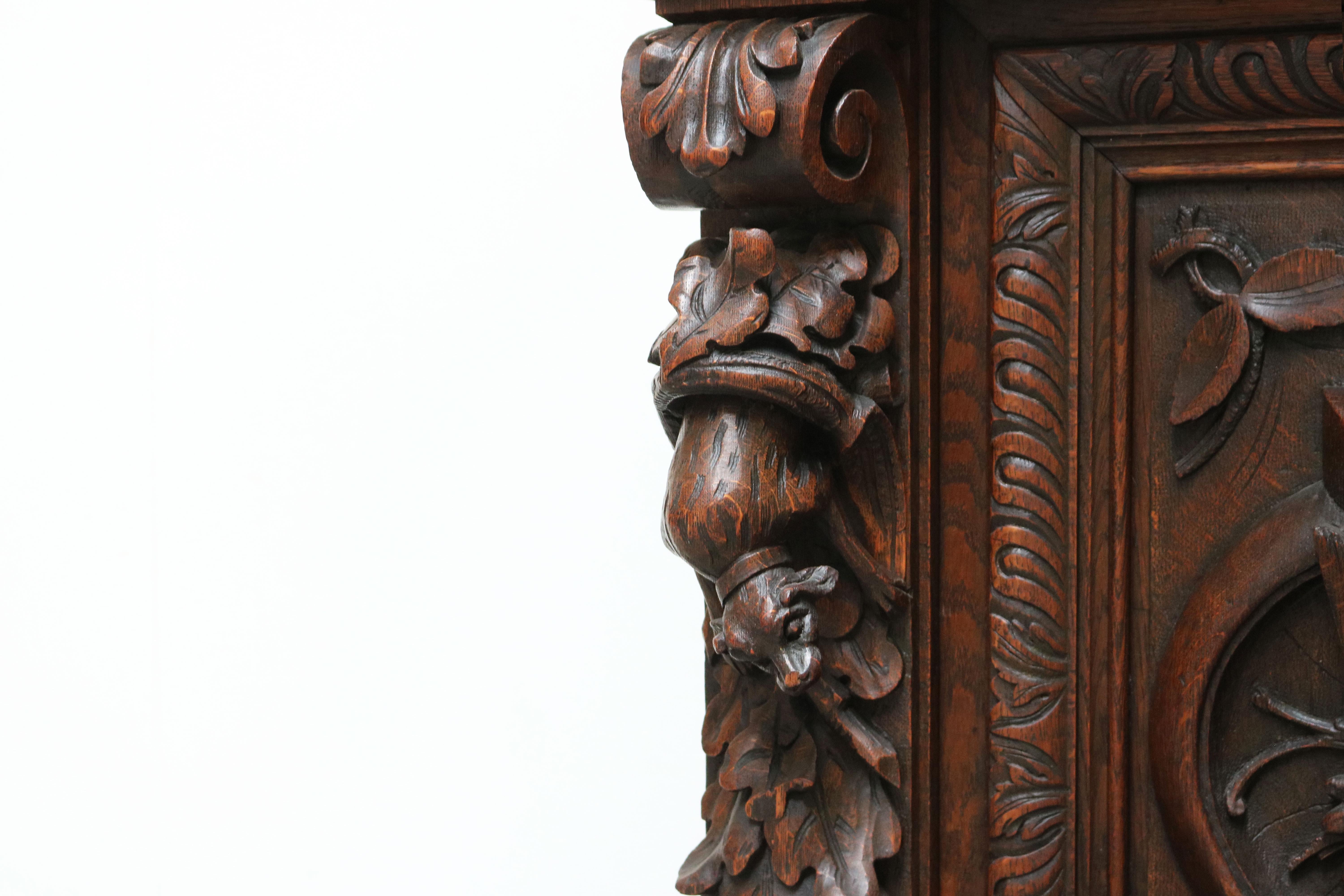Rare et ancienne bibliothèque de chasse française Renaissance en chêne sculpté de la Forêt-Noire  en vente 1