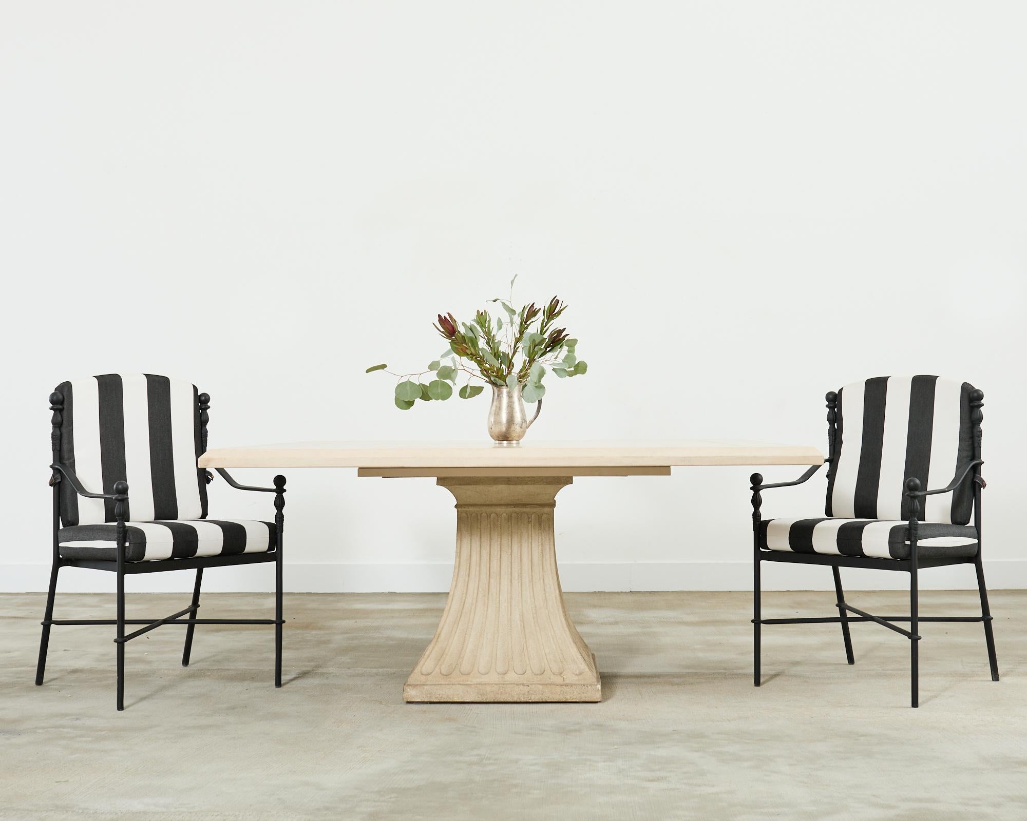 Mesa de comedor de patio y jardín de piedra caliza francesa de estilo neoclásico hecha a medida por Formations Hollywood, CA. Mesa hecha a medida construida en una escala monumental que pesa casi 900 libras. La mesa tiene un tablero cuadrado de