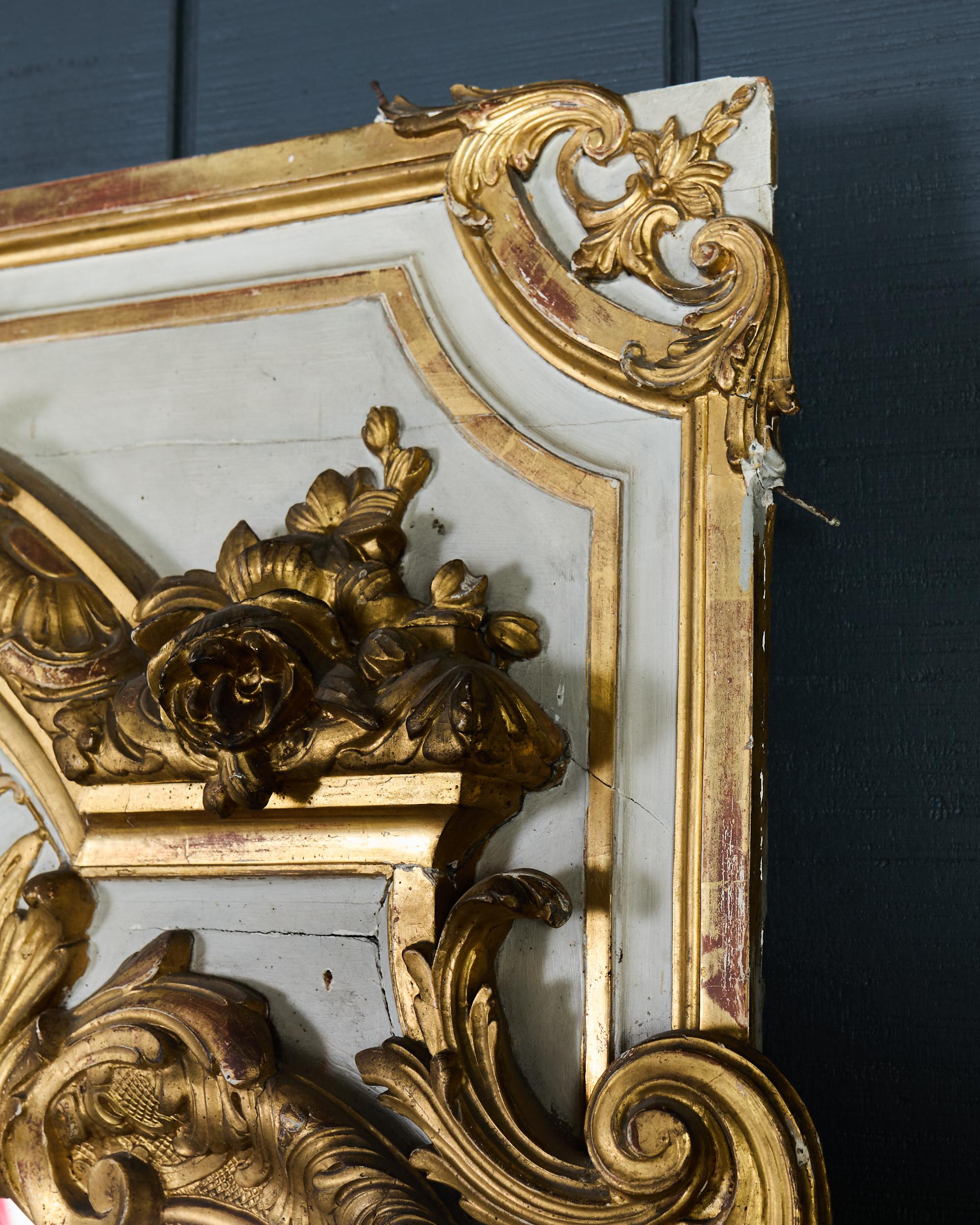 Monumental miroir de sol en bois doré de style Louis XVI en vente 7