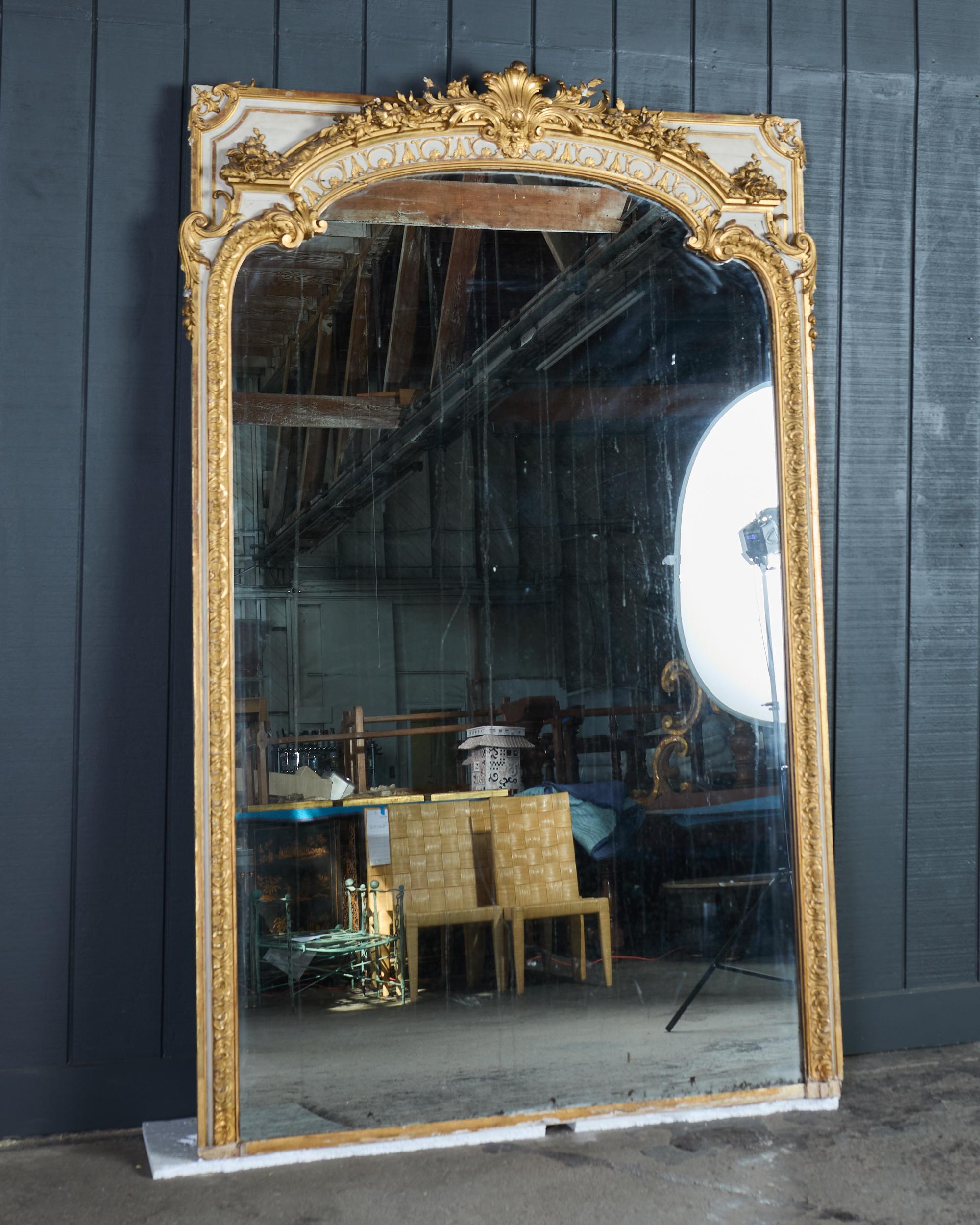 Monumental miroir de sol en bois doré de style Louis XVI en vente 9