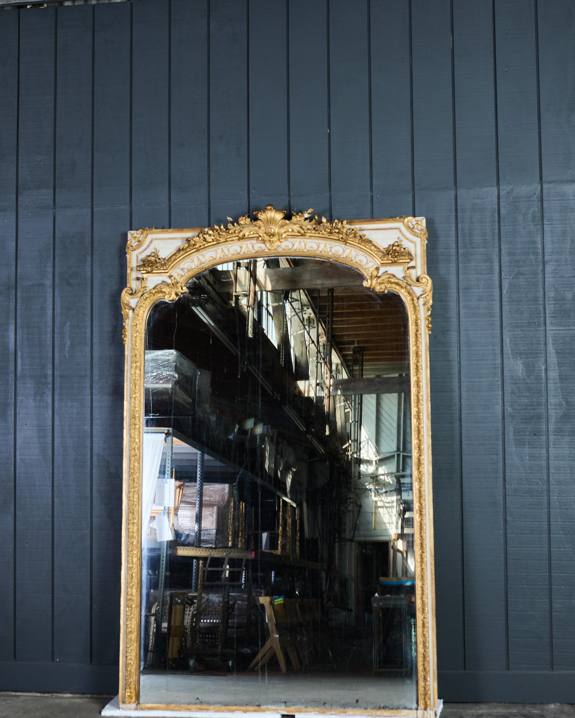 Français Monumental miroir de sol en bois doré de style Louis XVI en vente