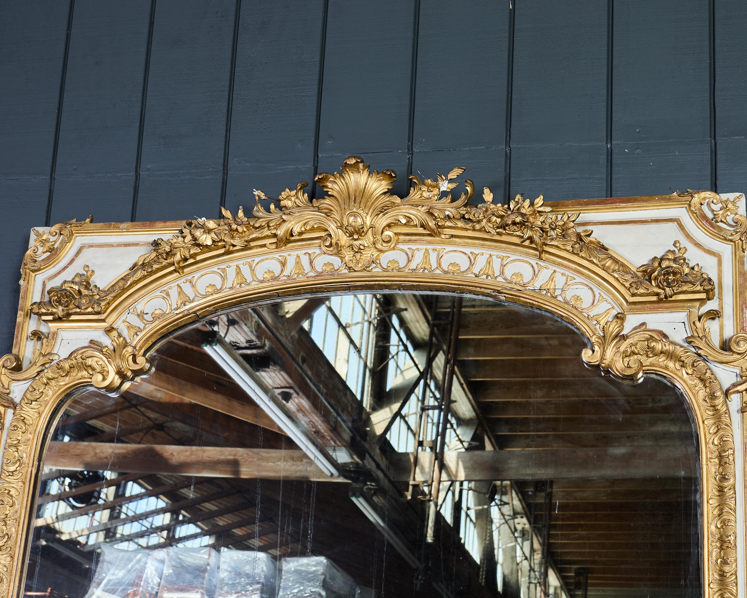 Doré Monumental miroir de sol en bois doré de style Louis XVI en vente