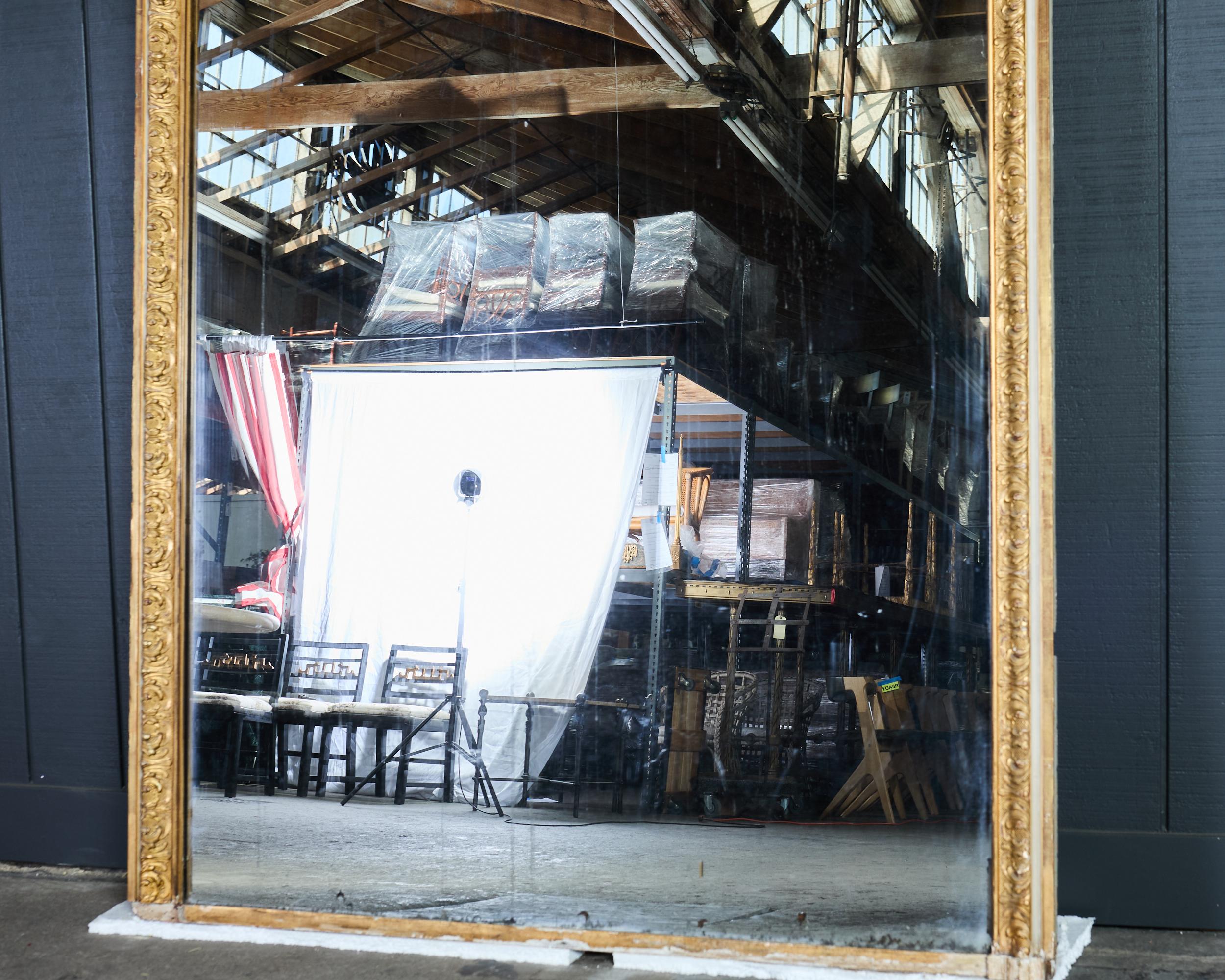 Monumental miroir de sol en bois doré de style Louis XVI Abîmé - En vente à Rio Vista, CA