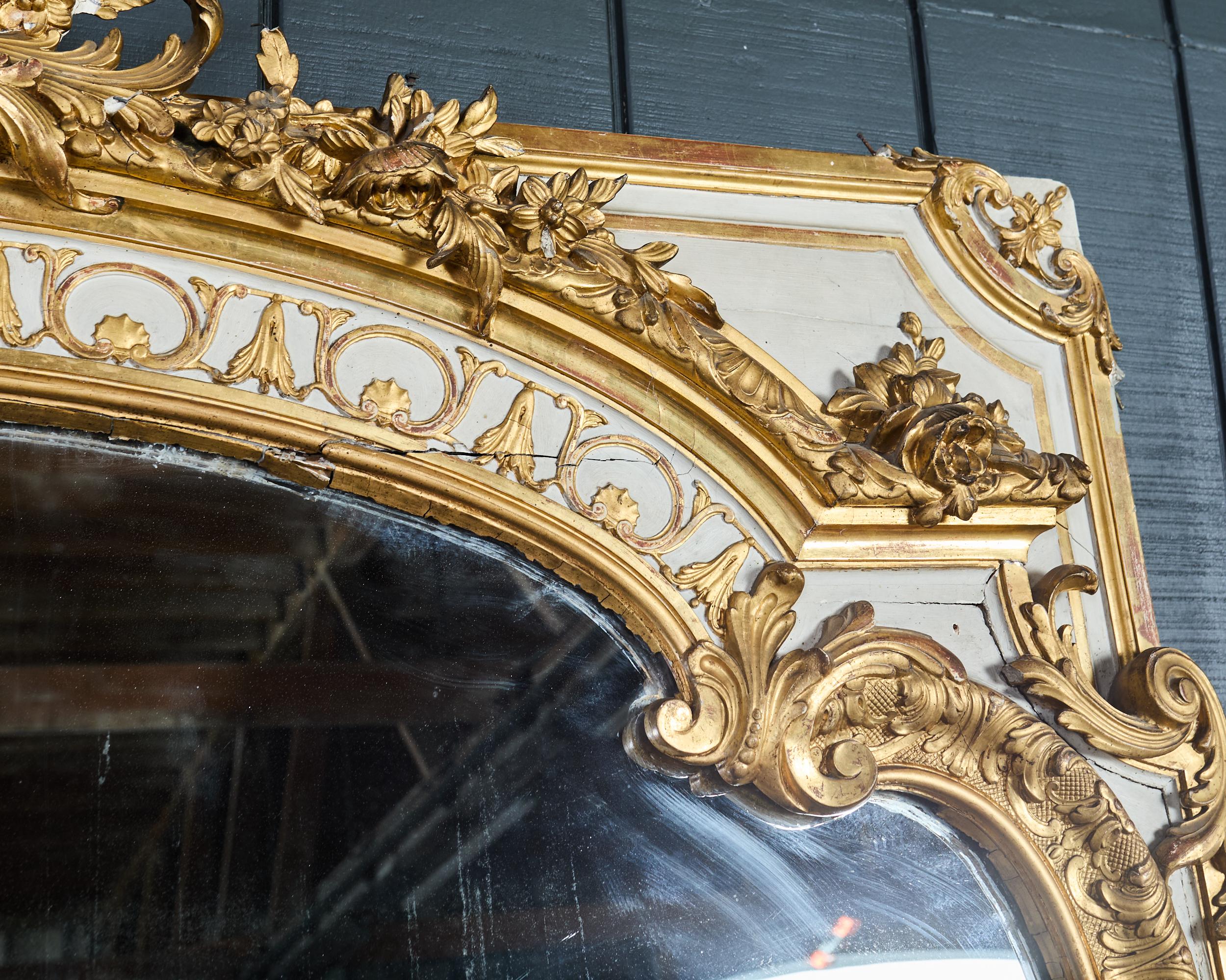 Verre Monumental miroir de sol en bois doré de style Louis XVI en vente