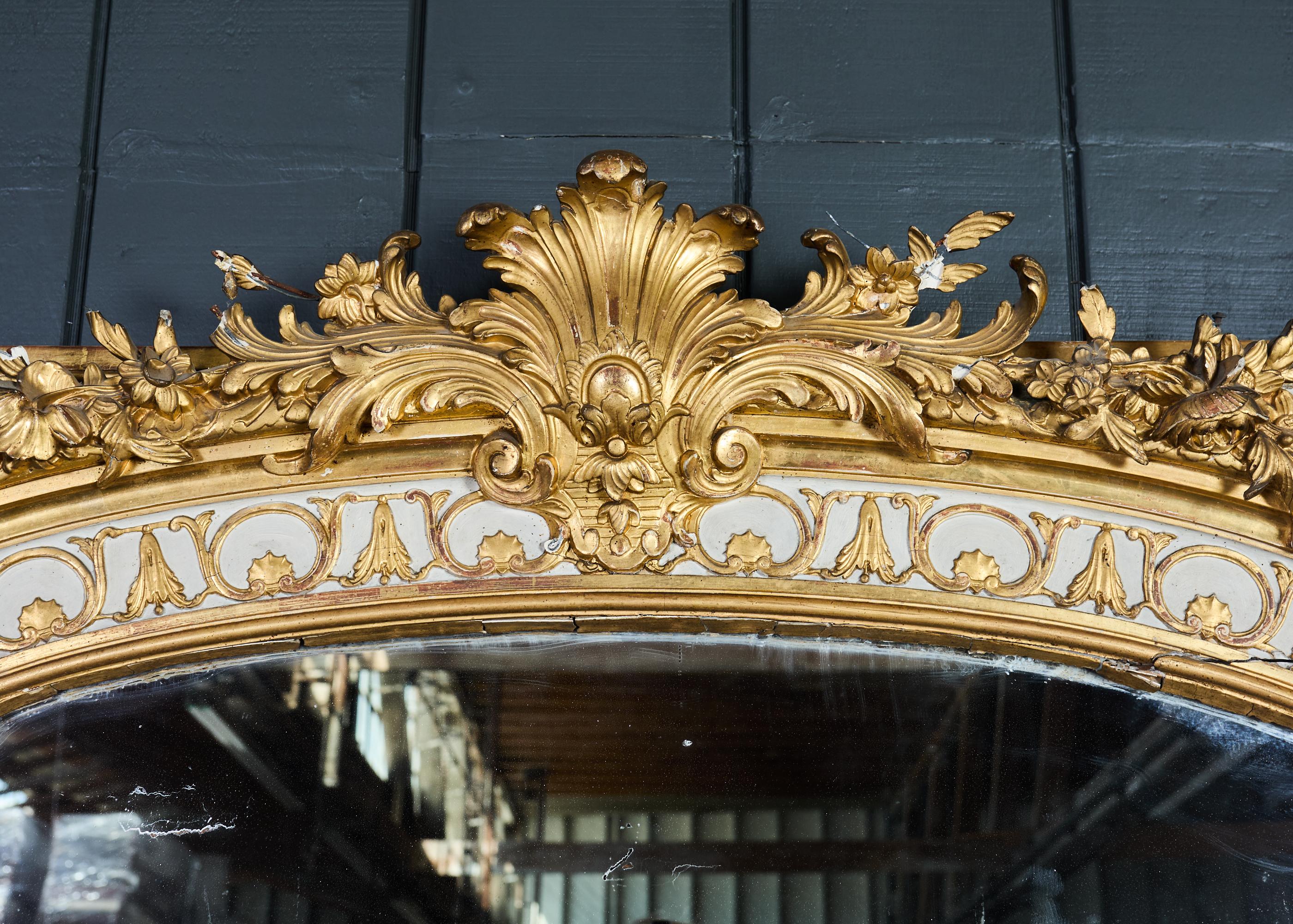Monumental miroir de sol en bois doré de style Louis XVI en vente 2