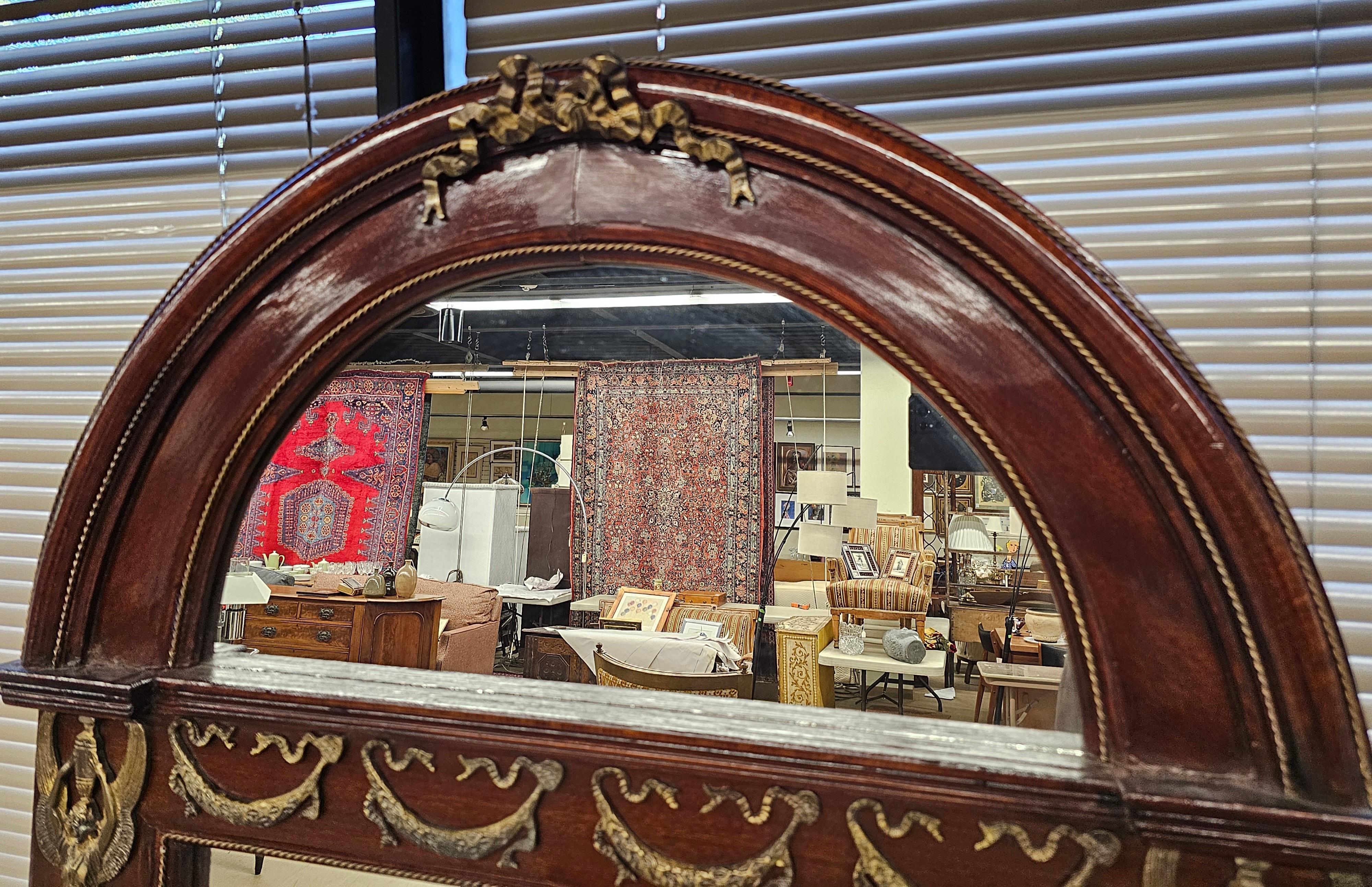Americano Monumentale specchio francese neoclassico in mogano con montatura ad ormolu in vendita