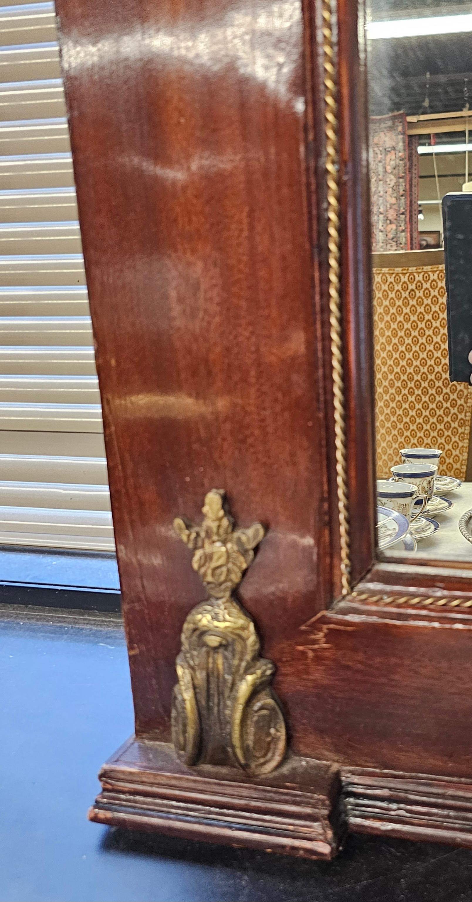 XX secolo Monumentale specchio francese neoclassico in mogano con montatura ad ormolu in vendita