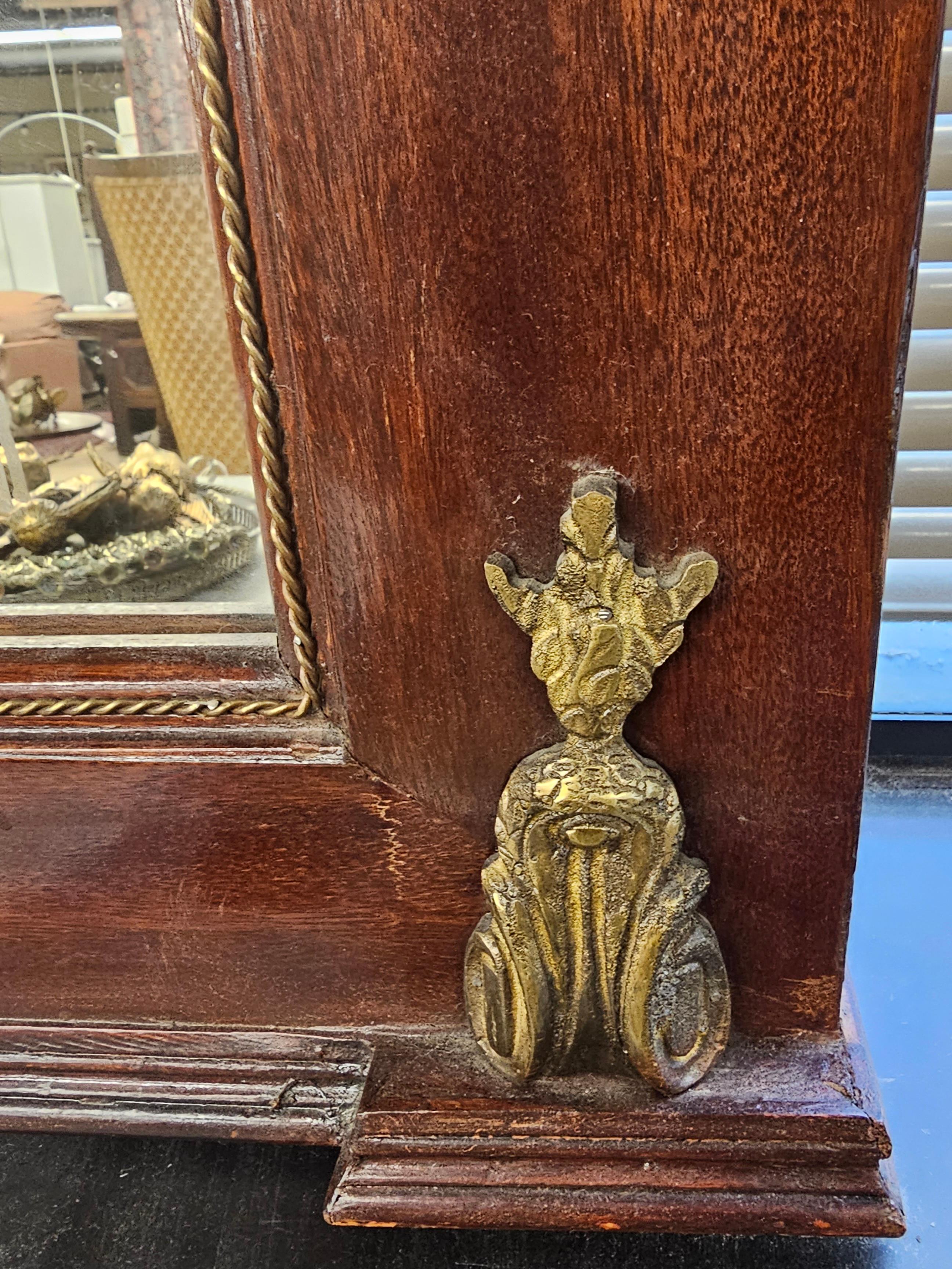 Ottone Monumentale specchio francese neoclassico in mogano con montatura ad ormolu in vendita