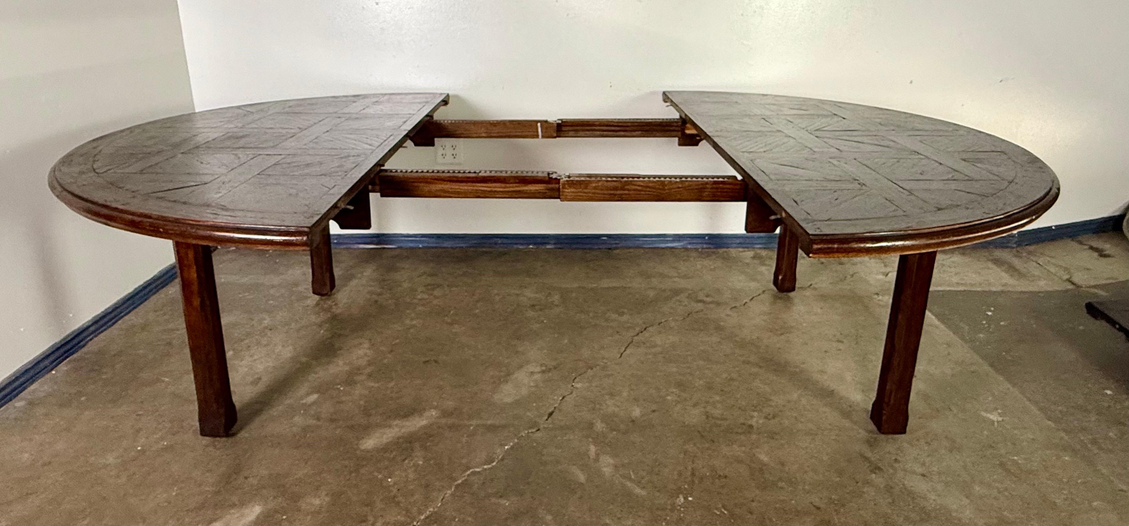 Mesa de comedor extensible de granja monumental de roble francés en venta 3