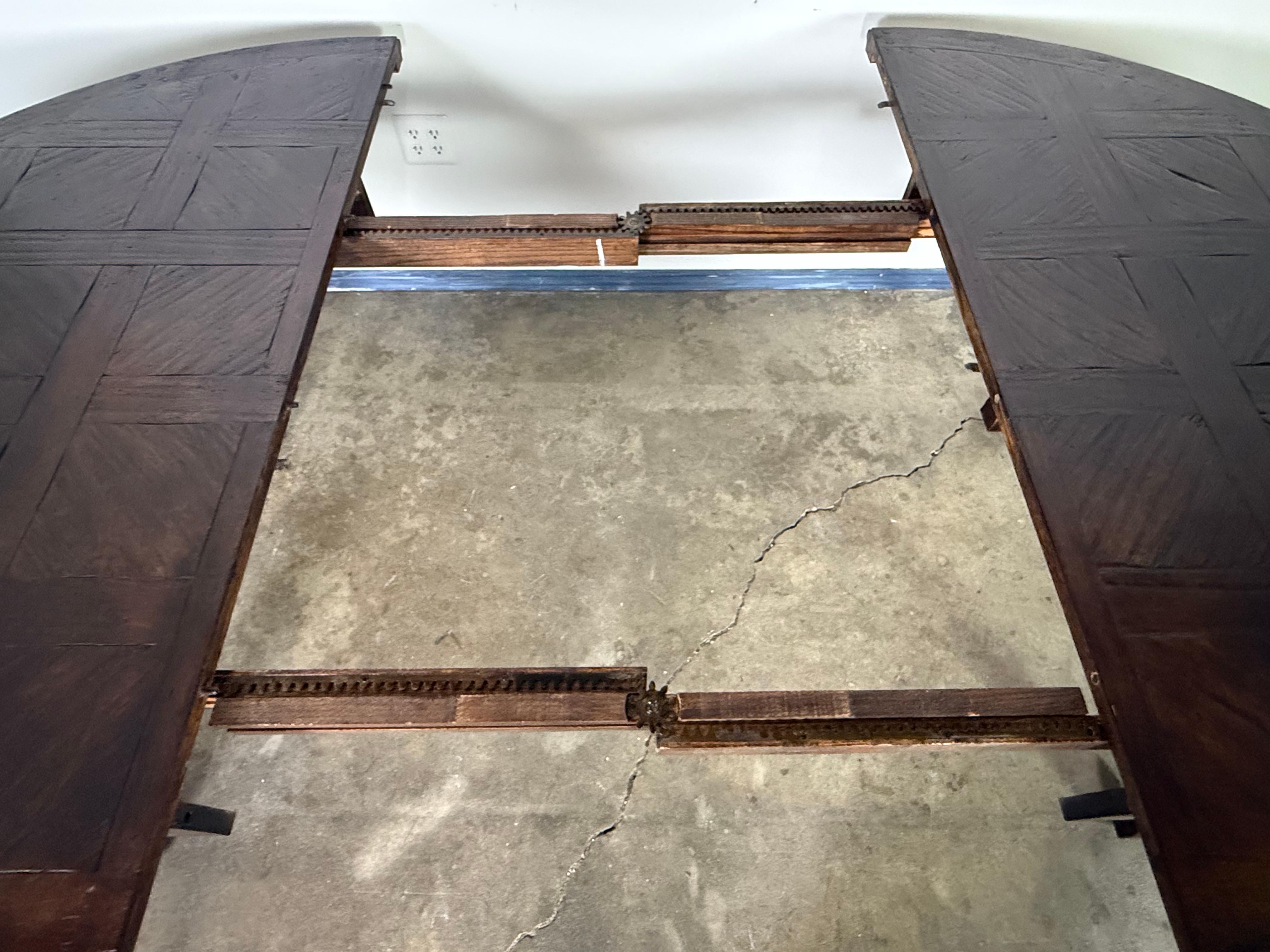 Mesa de comedor extensible de granja monumental de roble francés en venta 4