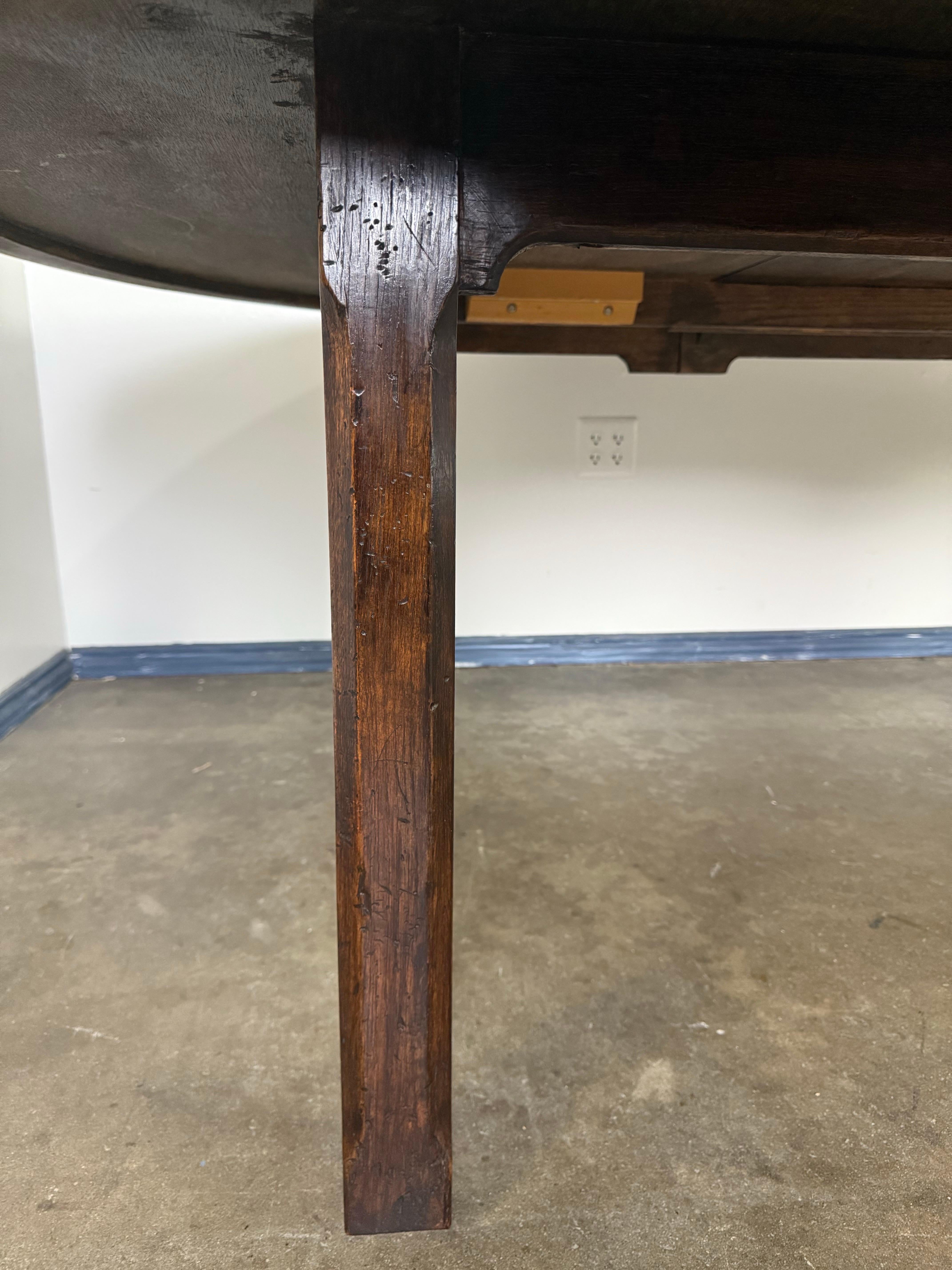 Mesa de comedor extensible de granja monumental de roble francés en venta 2