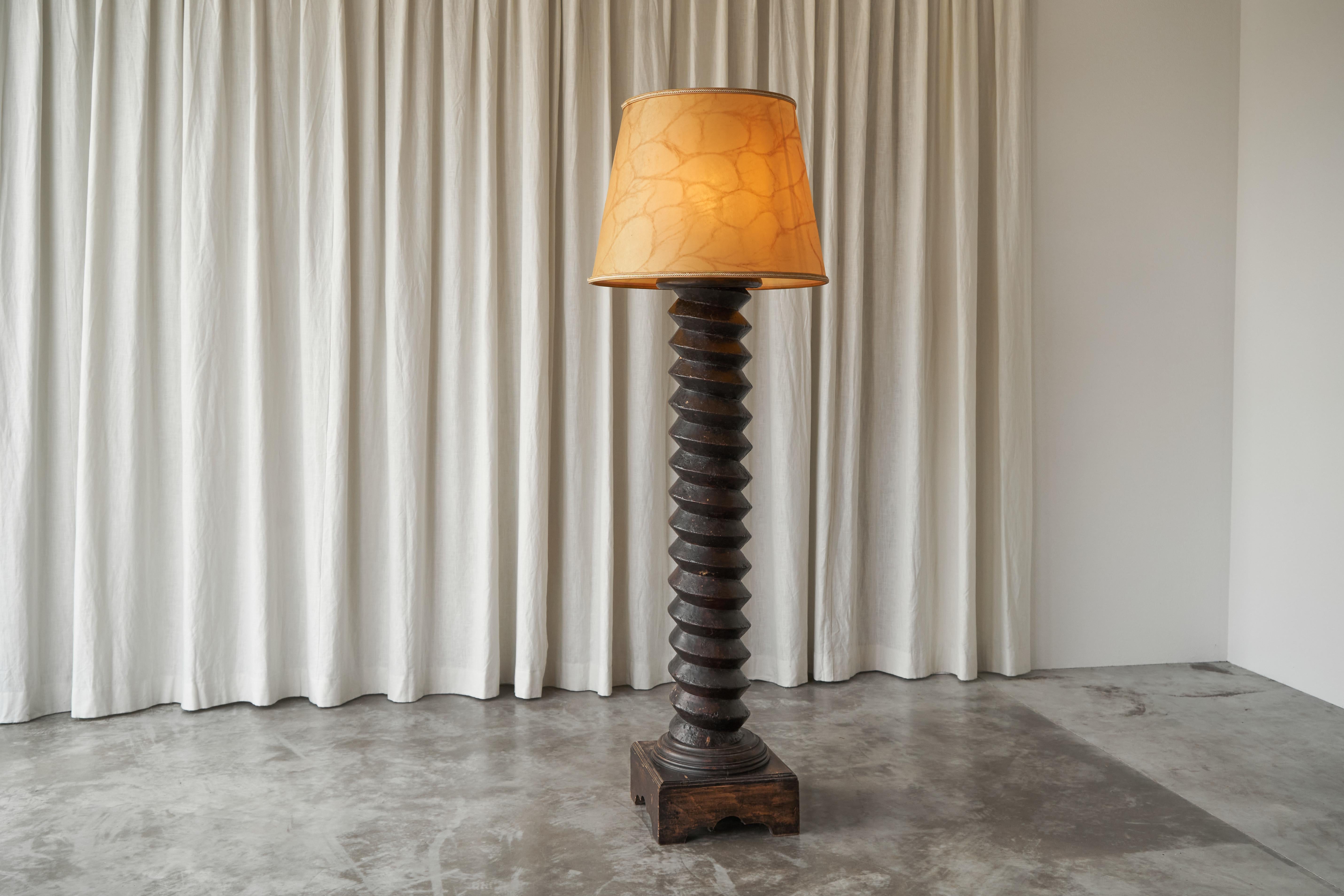 Monumentale lampada da terra della provincia francese in legno intagliato e paralume in pergamena, Francia, anni '40.

Si tratta di una lampada da terra degli anni '40 molto imponente e distinta, realizzata in legno intagliato e con un paralume