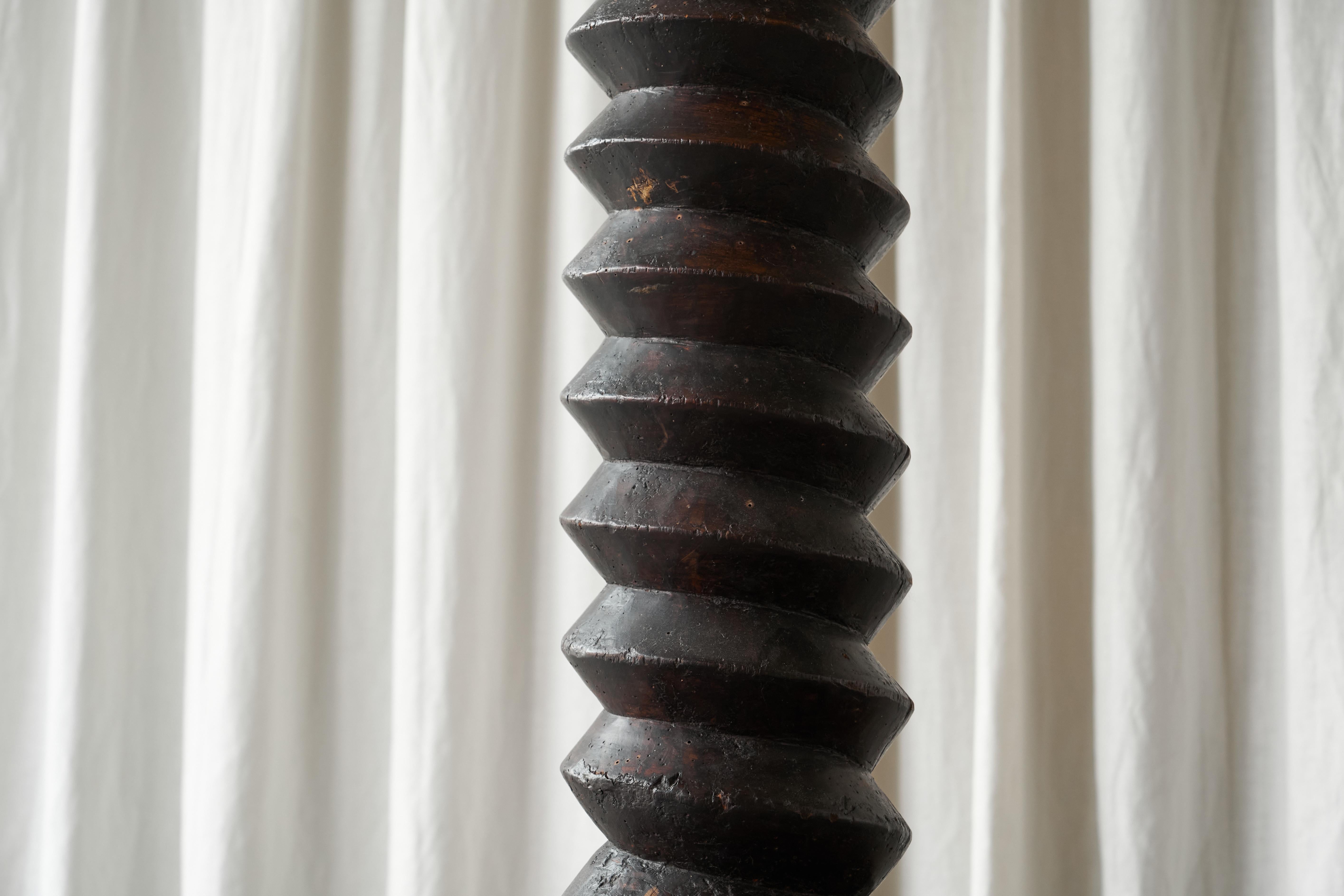 XX secolo Monumentale lampada da terra della provincia francese in Wood Wood intagliato e paralume in pergamena del 1940 in vendita