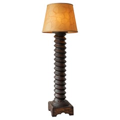 Monumental lampadaire provincial français en bois sculpté et abat-jour en parchemin, années 1940