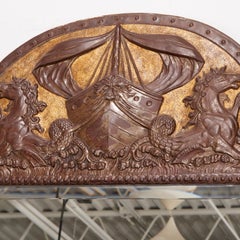 Monumentale specchio francese in bronzo repoussé e dorato con iconografia marittima