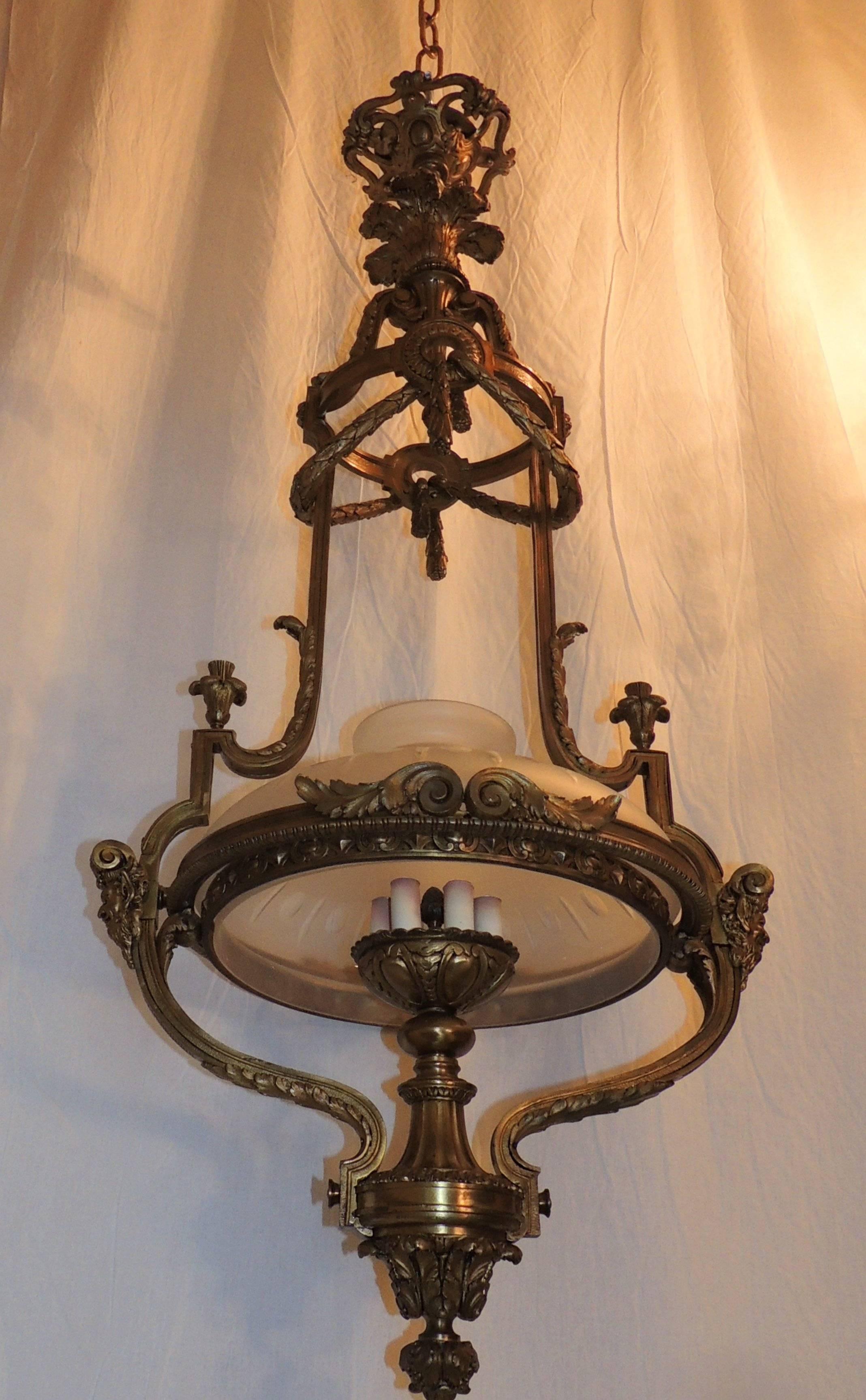 Monumentale lampadario francese vittoriano in bronzo dorato a globo smerigliato con lanterna.

Misure: 50