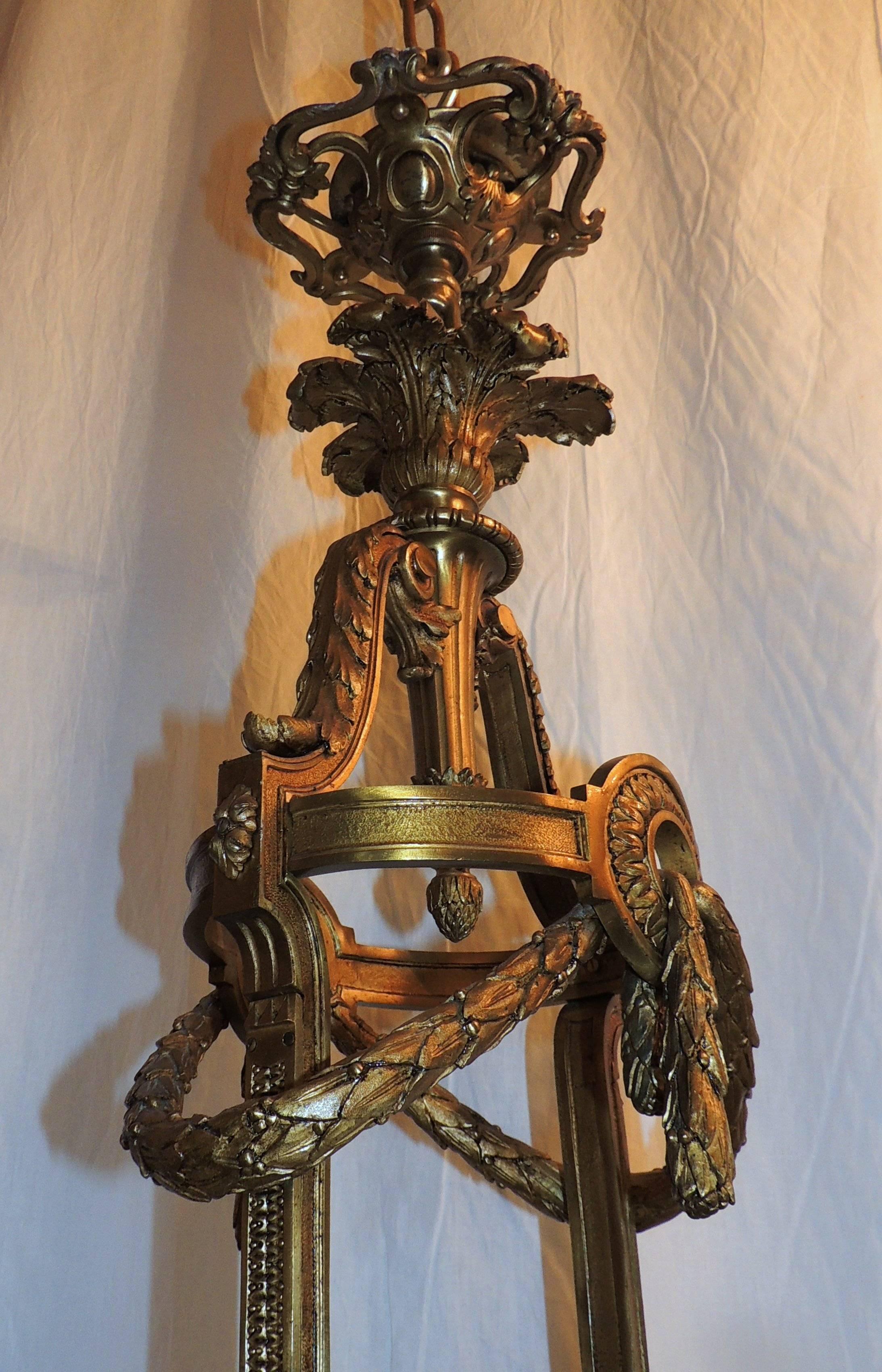Vittoriano Monumentale lampadario francese vittoriano in bronzo dorato con globo smerigliato Lanterna in vendita