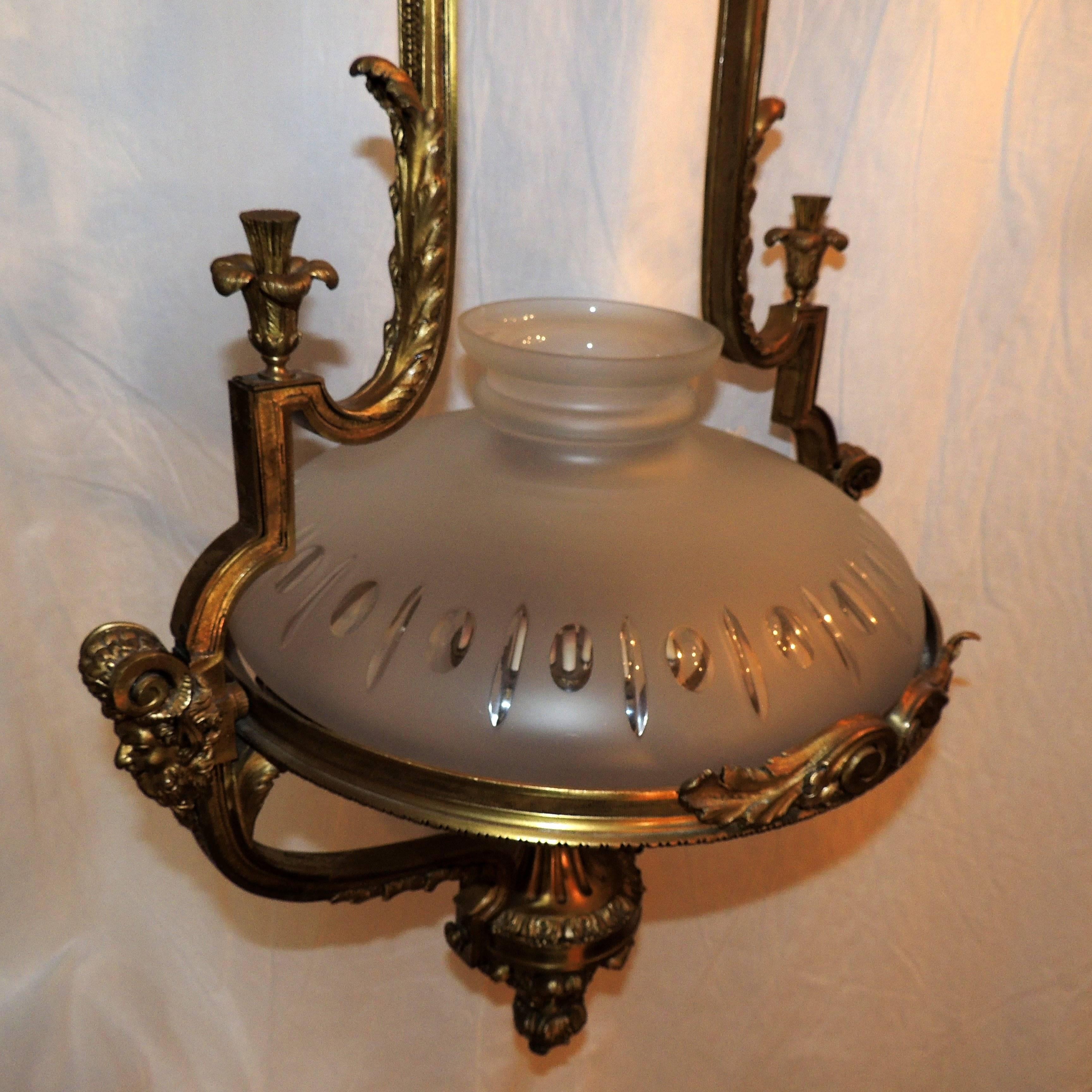Satinato Monumentale lampadario francese vittoriano in bronzo dorato con globo smerigliato Lanterna in vendita