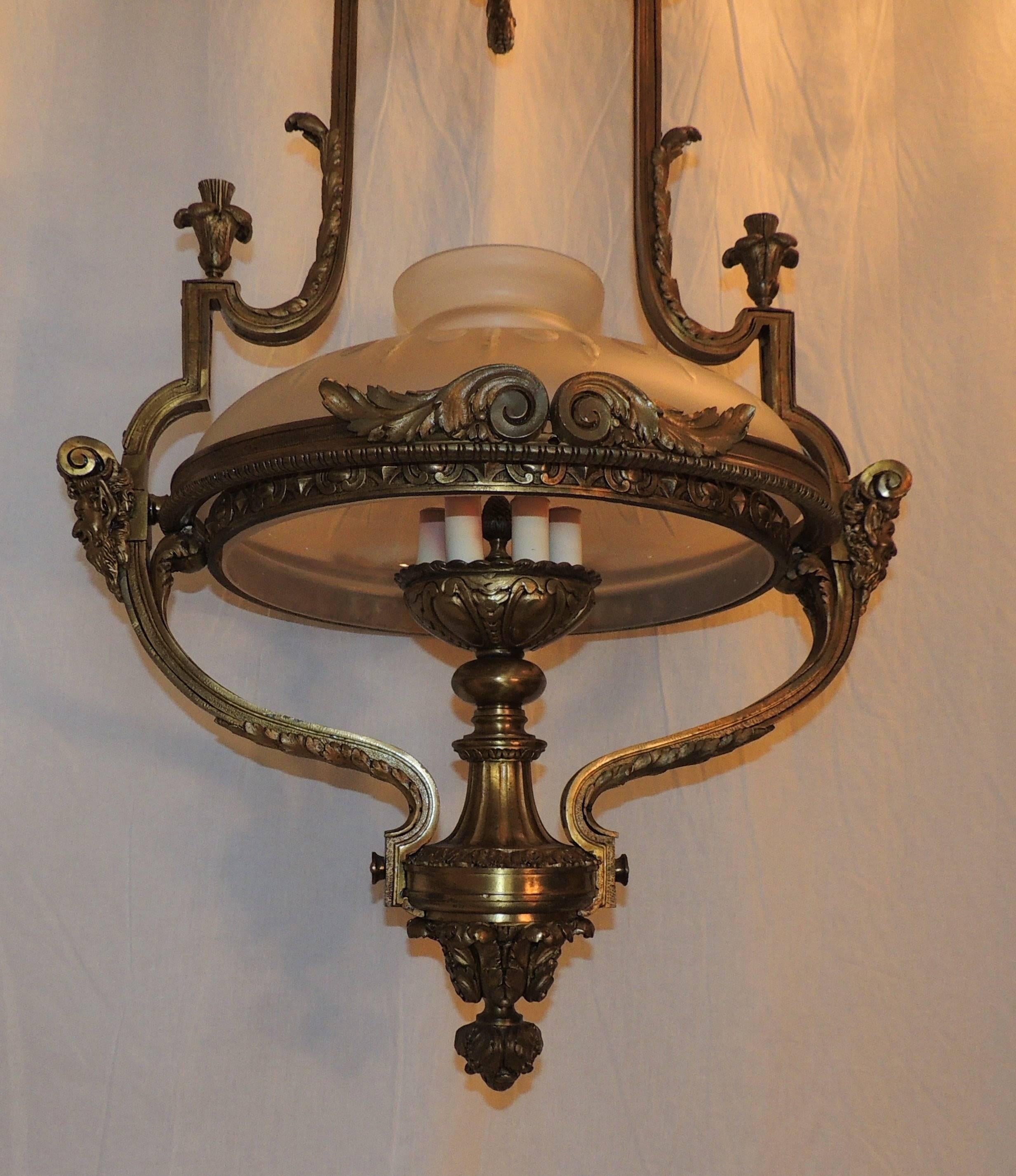Fine XIX secolo Monumentale lampadario francese vittoriano in bronzo dorato con globo smerigliato Lanterna in vendita