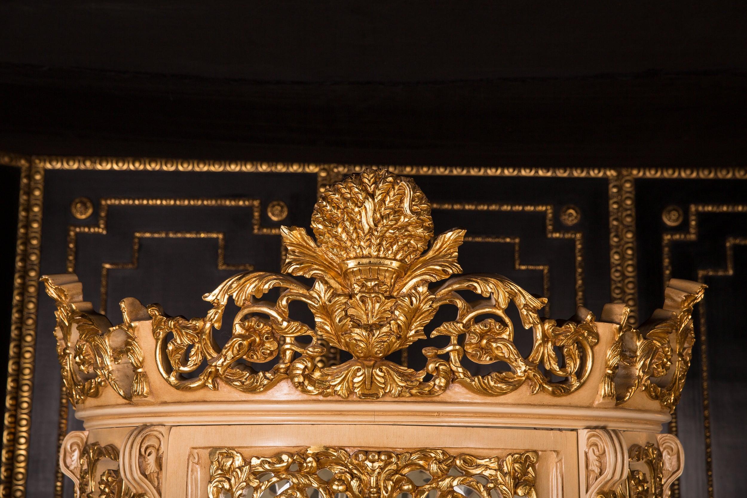 Monumental French Vitrine in the Style of the 18th Century In Good Condition In Berlin, DE