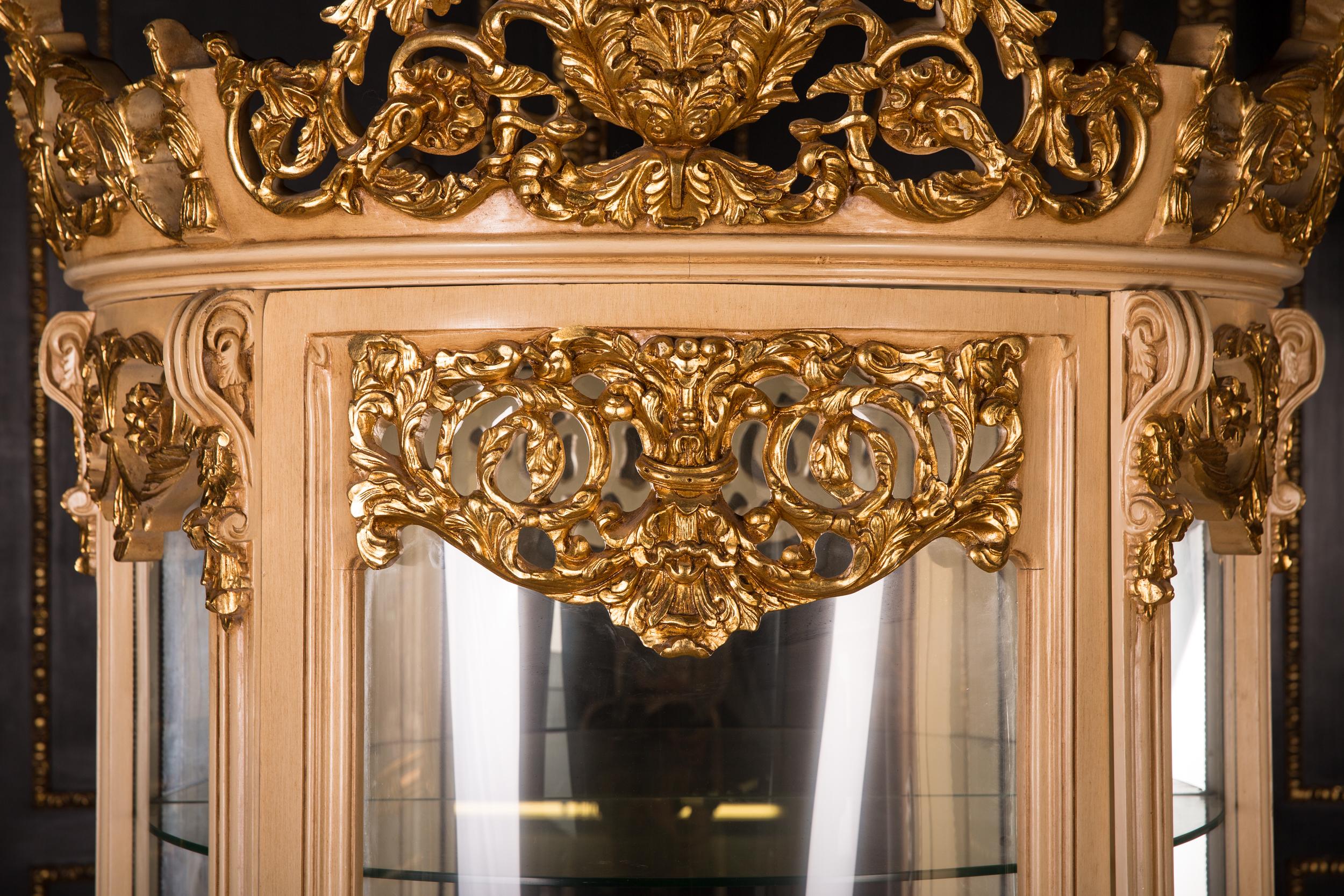 Monumental French Vitrine in the Style of the 18th Century In Good Condition In Berlin, DE
