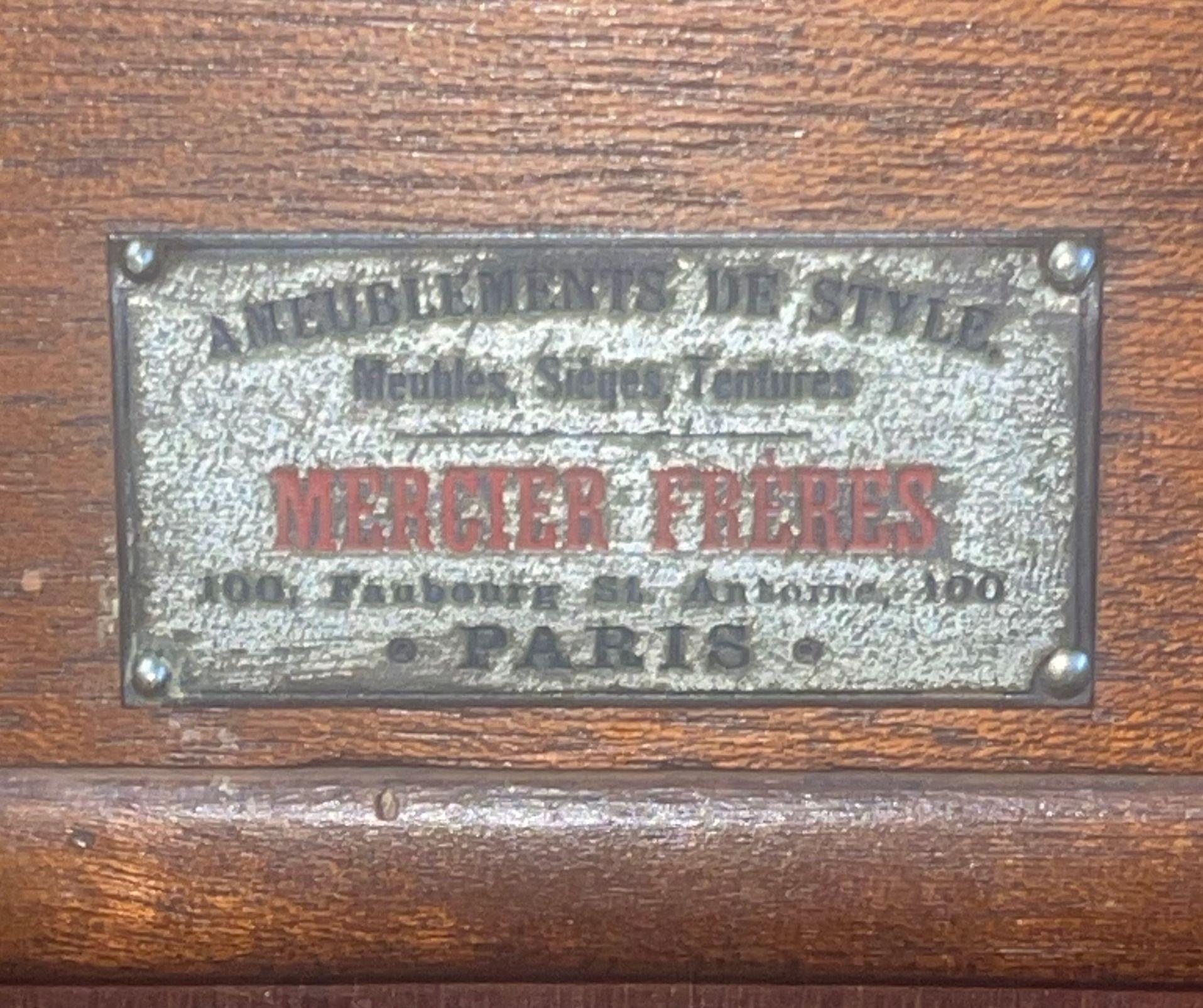 Un magnifico mobile francese della fine del XIX secolo del rinomato costruttore parigino Mercier Frères, uno dei principali atelier di mobili di lusso durante il periodo del Secondo Impero e della Belle Époque. Sapientemente realizzato in noce