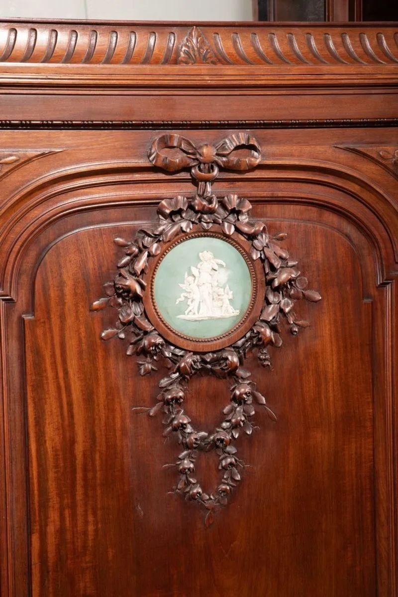 XIX secolo Monumentale mobile francese in noce di Mercier Frères con placche Wedgwood, 1880 ca. in vendita