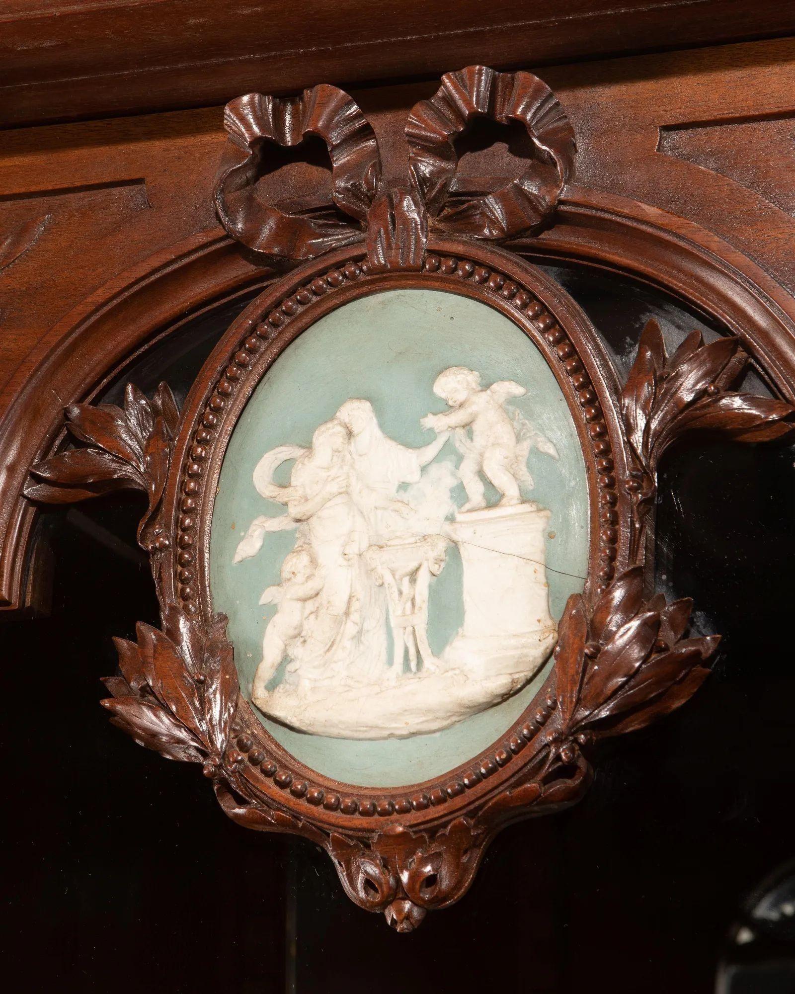 Monumentale mobile francese in noce di Mercier Frères con placche Wedgwood, 1880 ca. in vendita 1