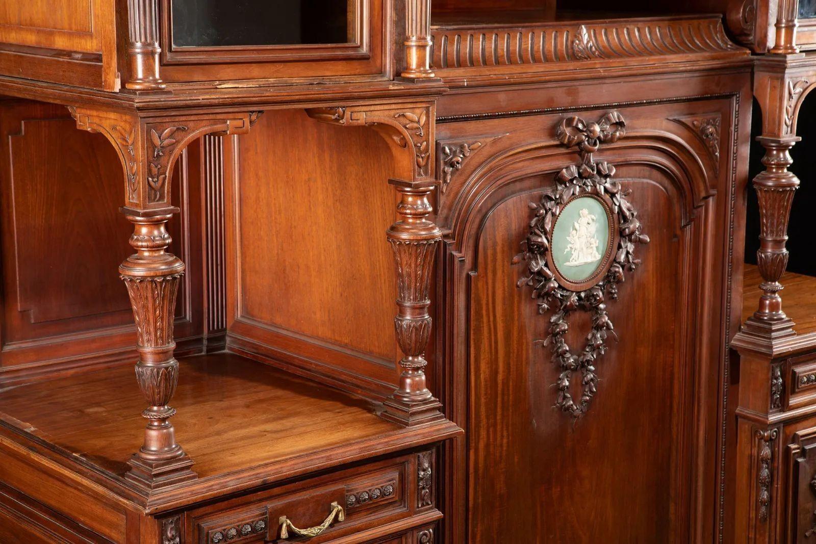 Monumentale mobile francese in noce di Mercier Frères con placche Wedgwood, 1880 ca. in vendita 2