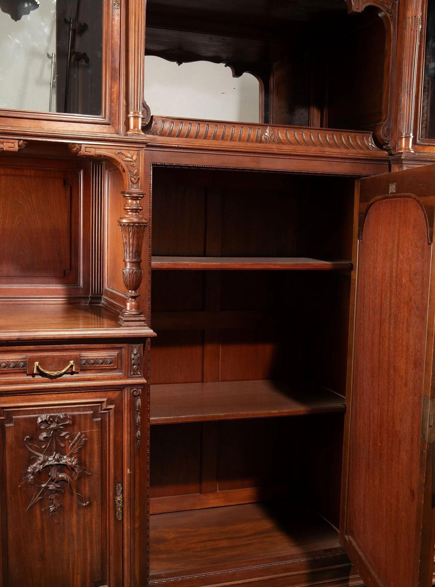 Monumentale mobile francese in noce di Mercier Frères con placche Wedgwood, 1880 ca. in vendita 3