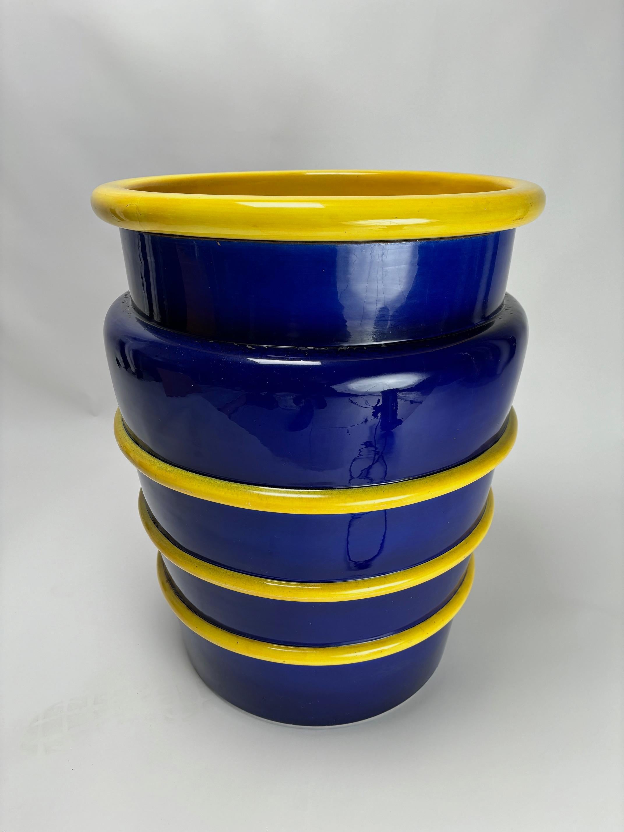 Diese außergewöhnliche italienische Keramikvase, die von der berühmten Manufaktur Galvani in sehr wenigen Exemplaren hergestellt wurde, stammt aus einer bedeutenden Villa in Udine. Das in den 1930er Jahren entstandene Werk zeichnet sich durch seine