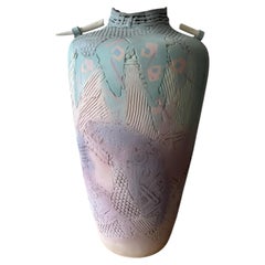 Vaso escultural de cerámica hecho a mano por Gail Markiewicz, firmado
