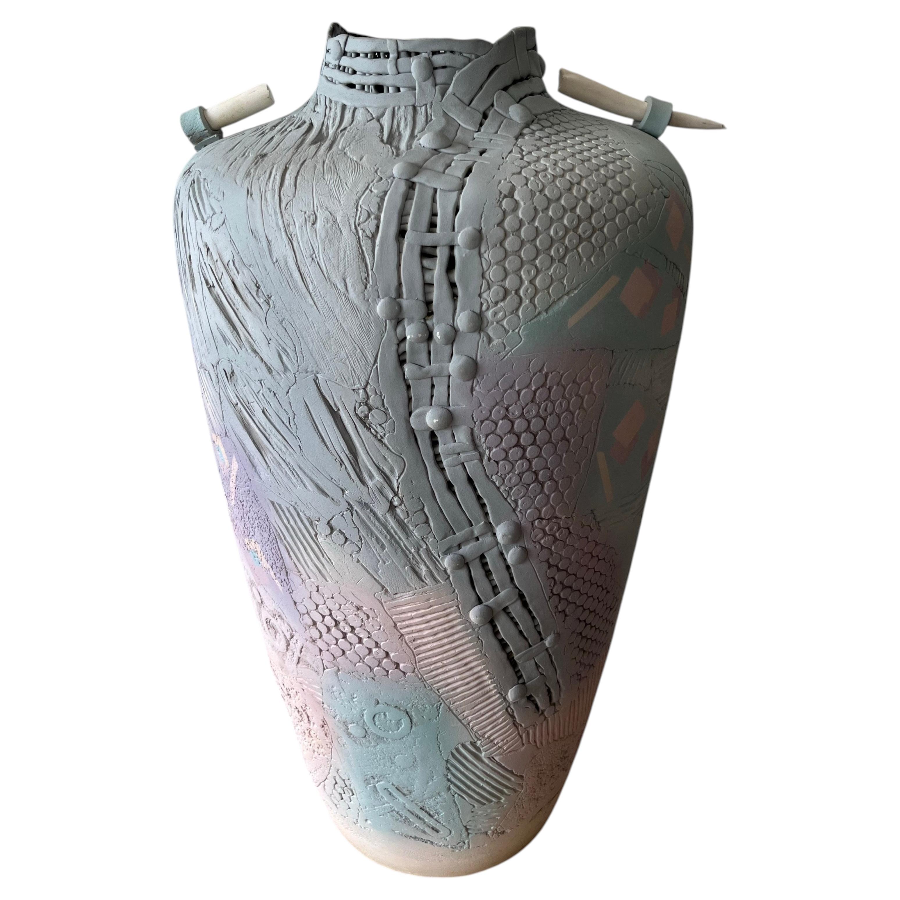 Monumentale vaso scultoreo in ceramica realizzato a mano da Gail Markiewicz, firmato