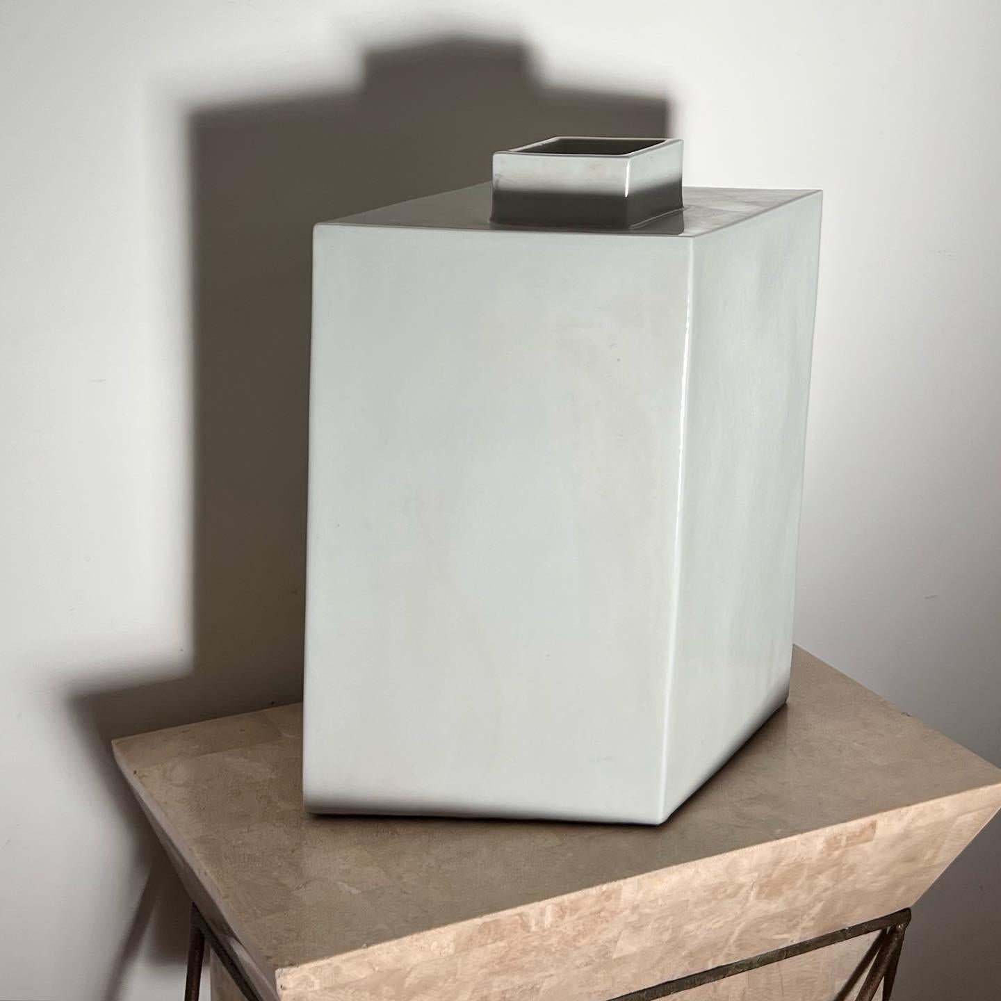 Postmoderne Vase géométrique monumental avec couvercle, 20e siècle en vente
