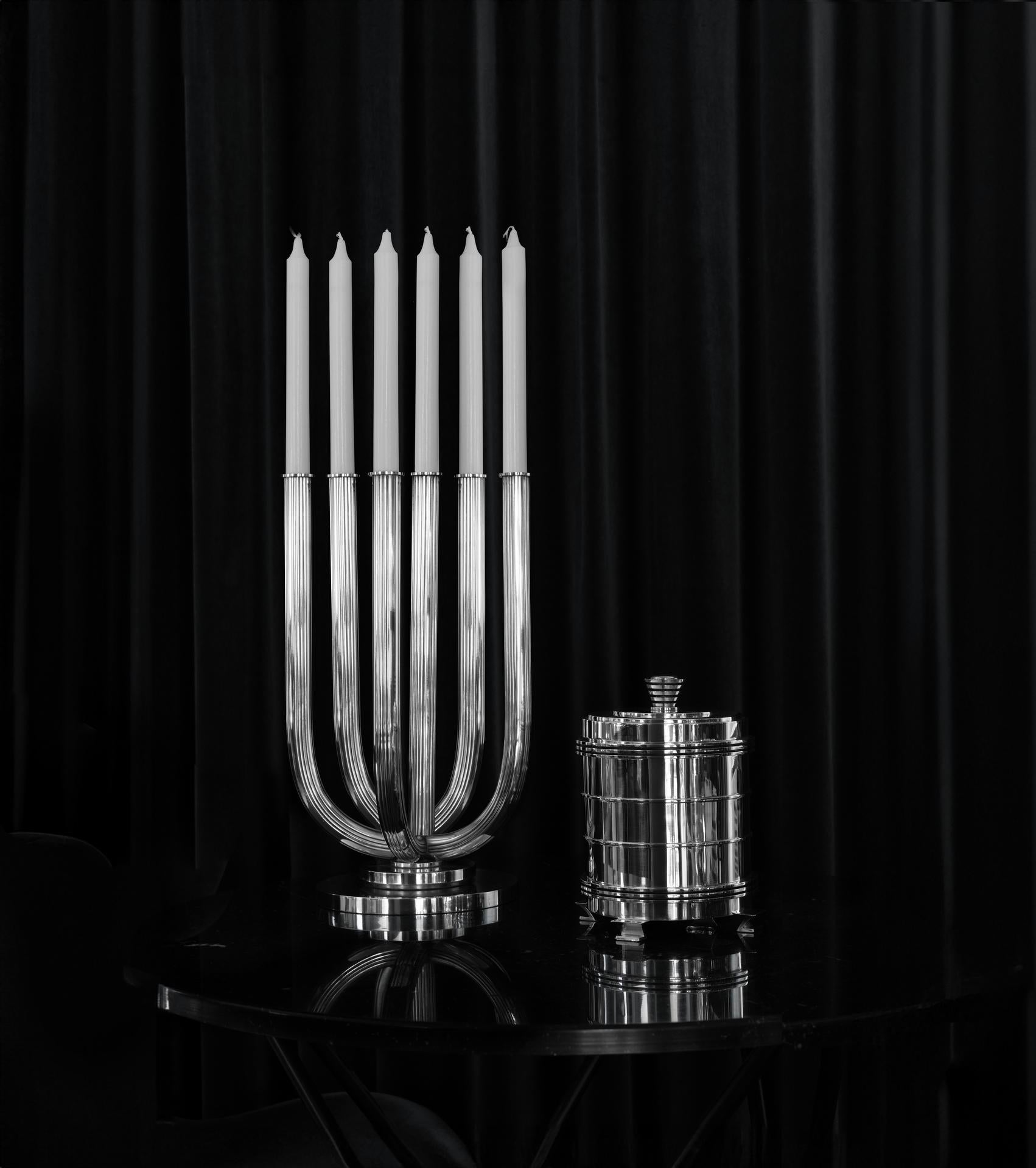Paire de candélabres monumentaux vintage de Georg Jensen, modèle 751, conçus par Harald Nielsen en 1935. Ces pièces exquises présentent une base surélevée en forme de disque surdimensionné avec un disque plus petit centré. Les six bras tubulaires