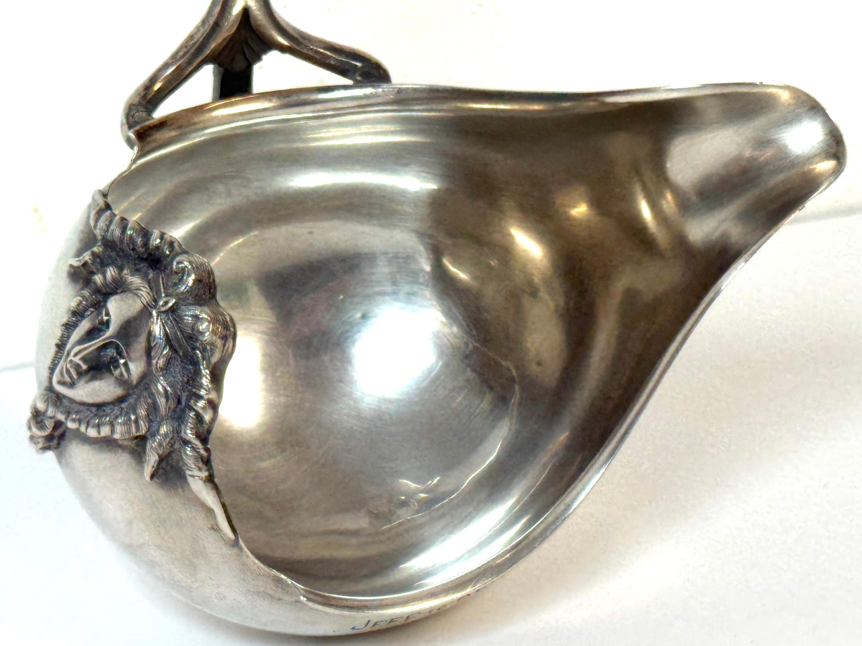 Monumentale George Sharp per J.E. Caldwell & Co. Mestolo d'argento con moneta classica in vendita 2