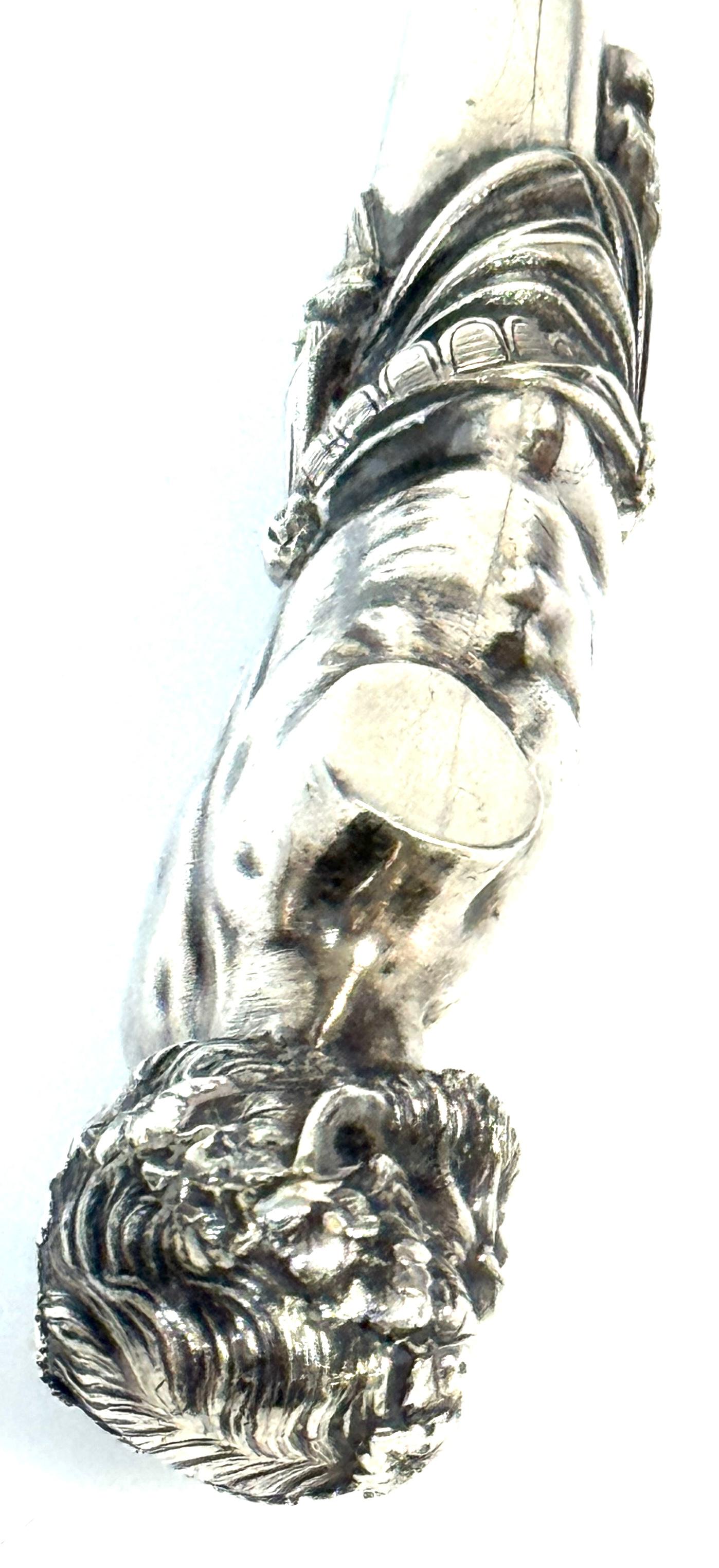 Monumentale George Sharp per J.E. Caldwell & Co. Mestolo d'argento con moneta classica in vendita 8