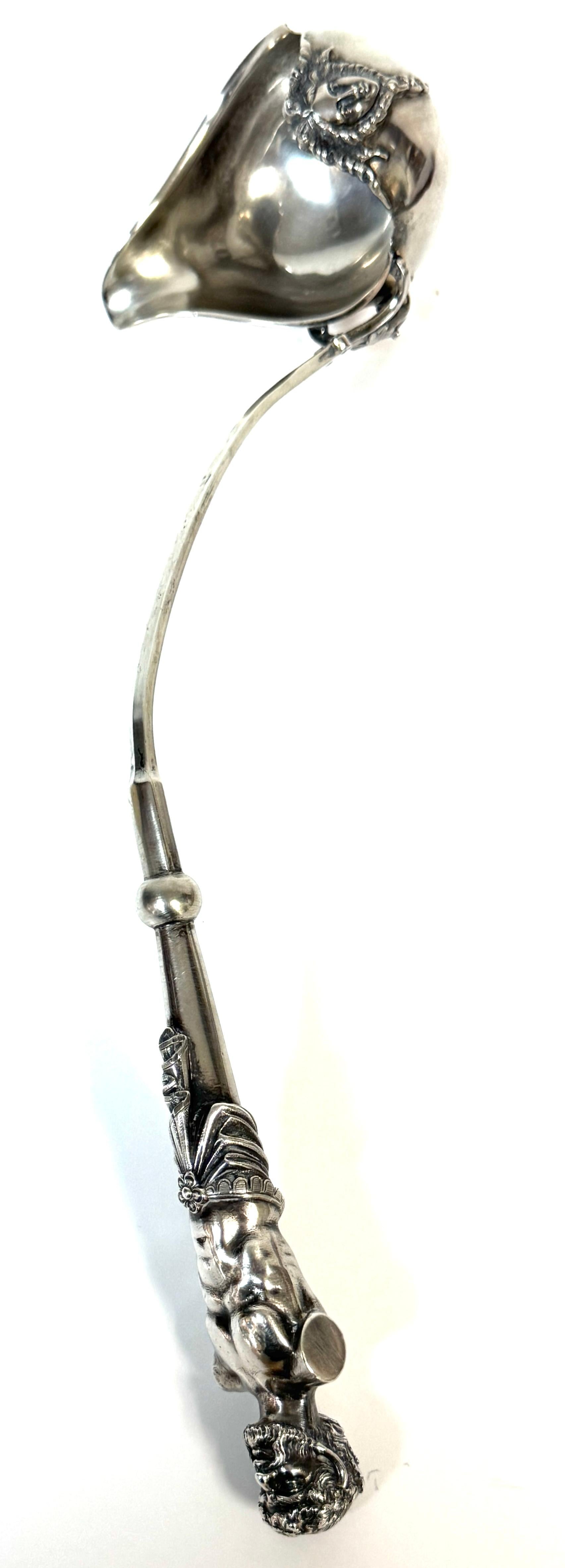 Monumentale George Sharp per J.E. Caldwell & Co. Mestolo classico in argento con medaglione a forma di musa, 1865-1870 ca.
Esempio scultoreo ed eccezionale di Rinascimento americano dell'argento, questo monumentale mestolo in argento fuso e