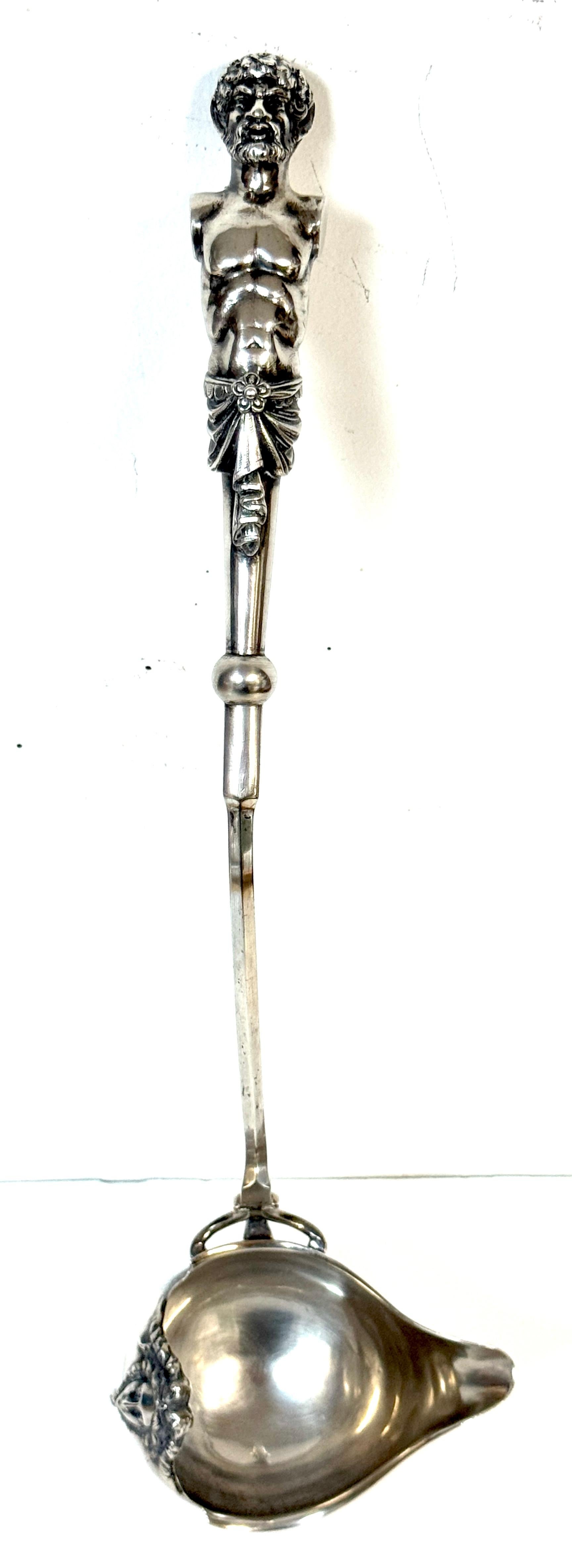 Classico americano Monumentale George Sharp per J.E. Caldwell & Co. Mestolo d'argento con moneta classica in vendita