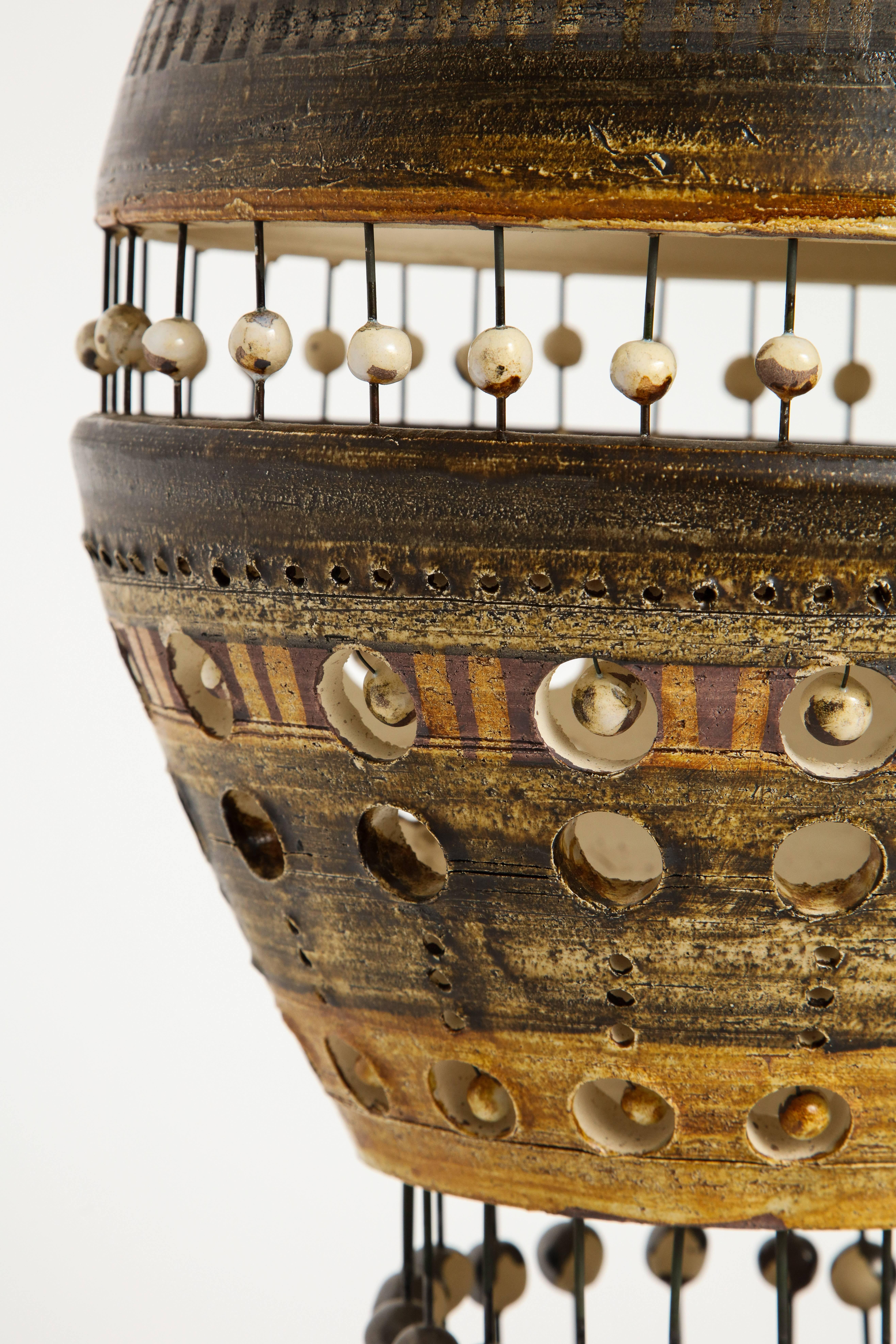 Monumentale lampe en céramique Georges Pelletier avec détails en perles, 1970, France Bon état - En vente à New York, NY