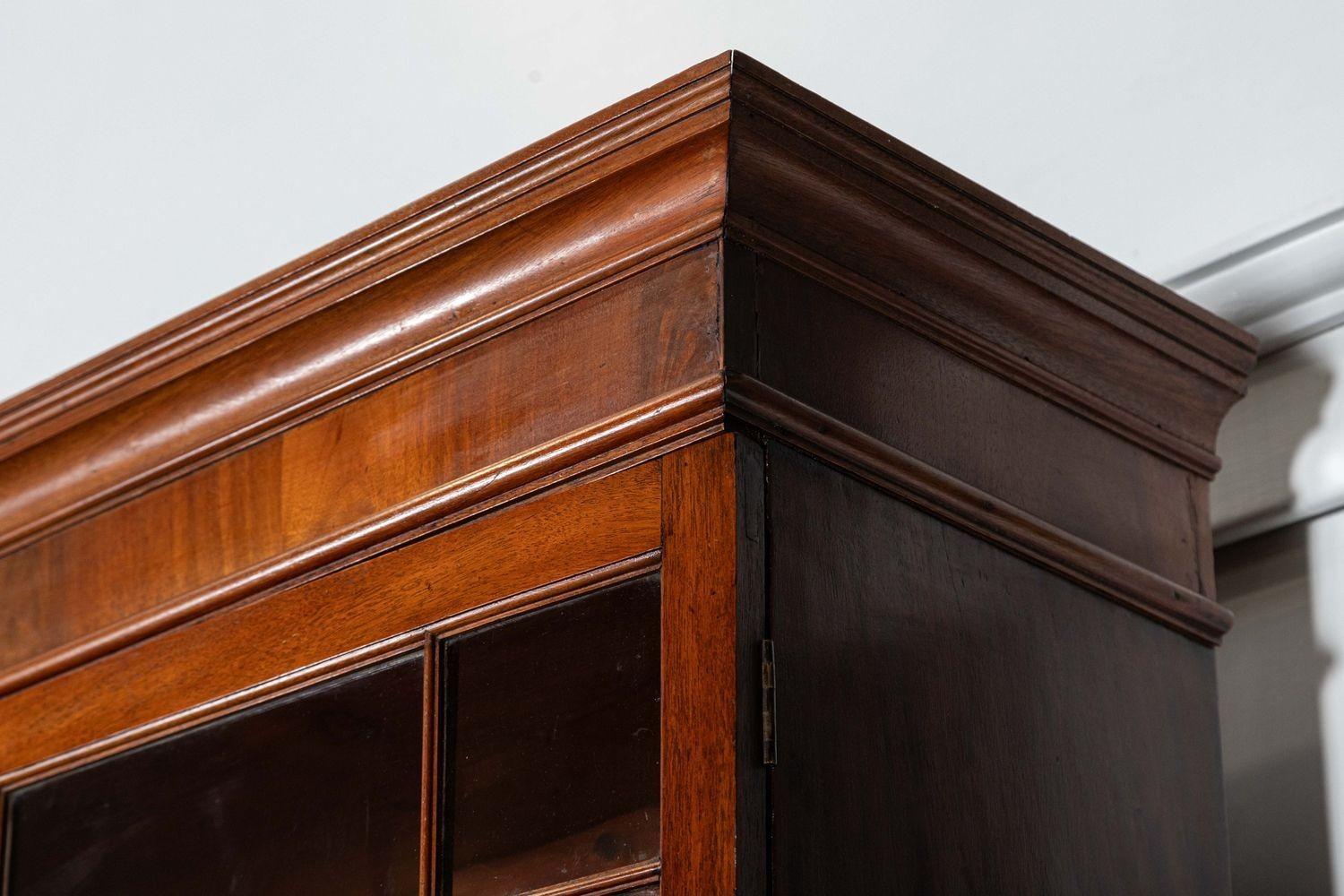 Monumentale libreria georgiana inglese in mogano con ante a strappo in vendita 7