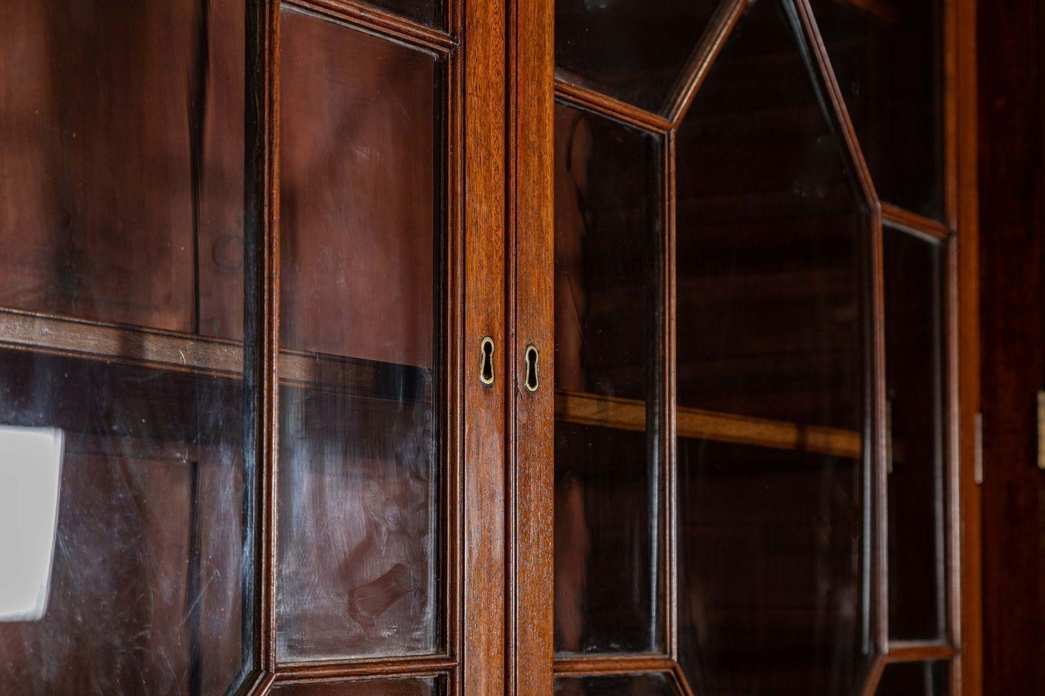 Monumentale libreria georgiana inglese in mogano con ante a strappo in vendita 9