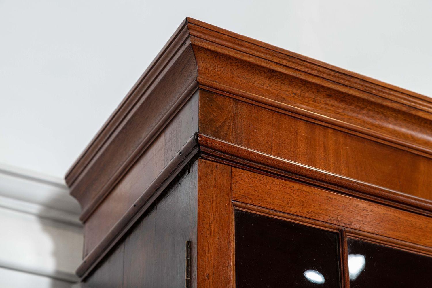 Monumentale libreria georgiana inglese in mogano con ante a strappo in vendita 11