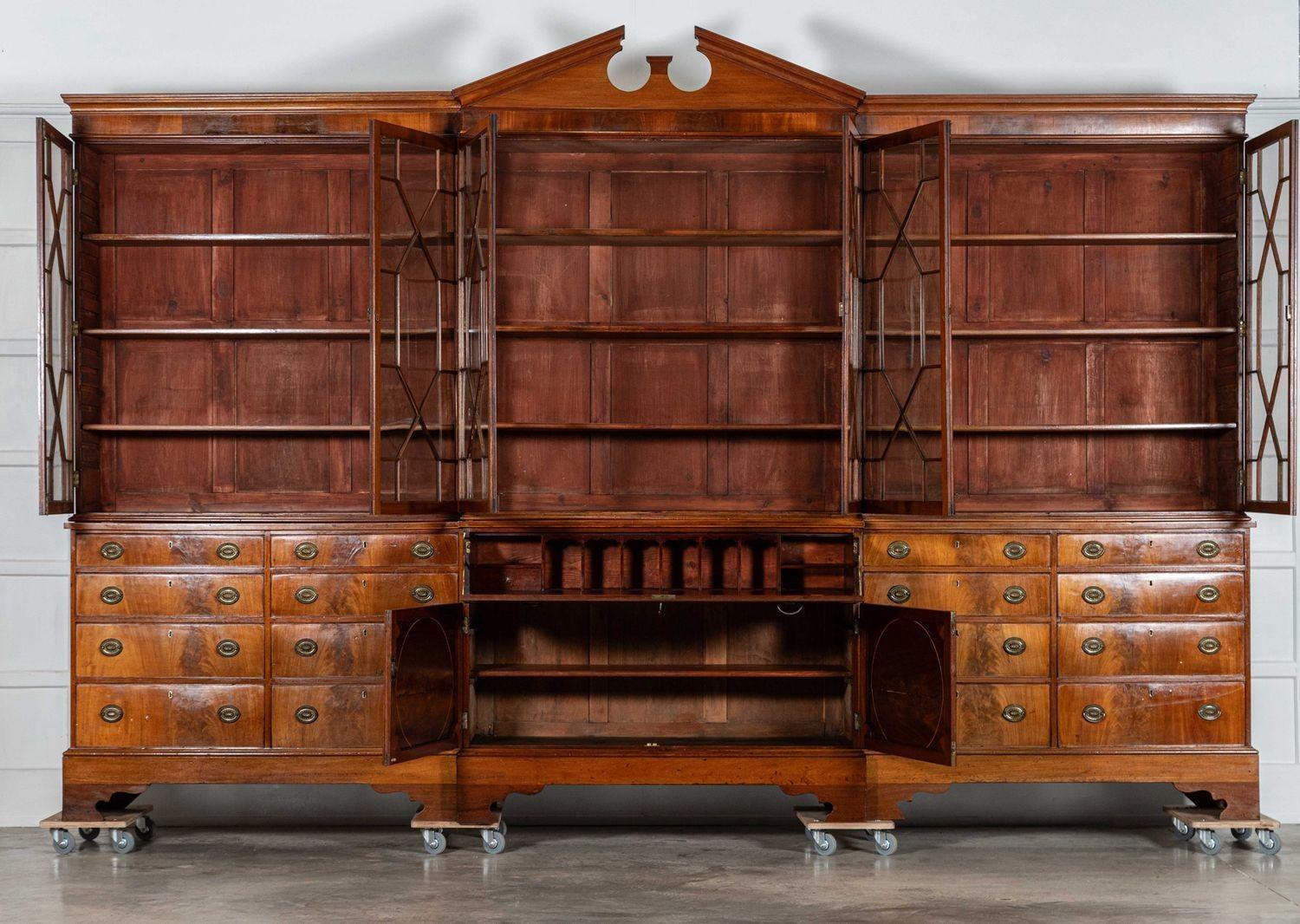 1790 circa
Monumentale libreria georgiana inglese in mogano con ante a strappo
Un esempio raro ed eccezionale, eccellente per patinatura, proporzioni e scala.
sku 1977
Insieme L403 x P52 x H267 cm
Base L401 x P52 x H100 cm
Profondità interna della