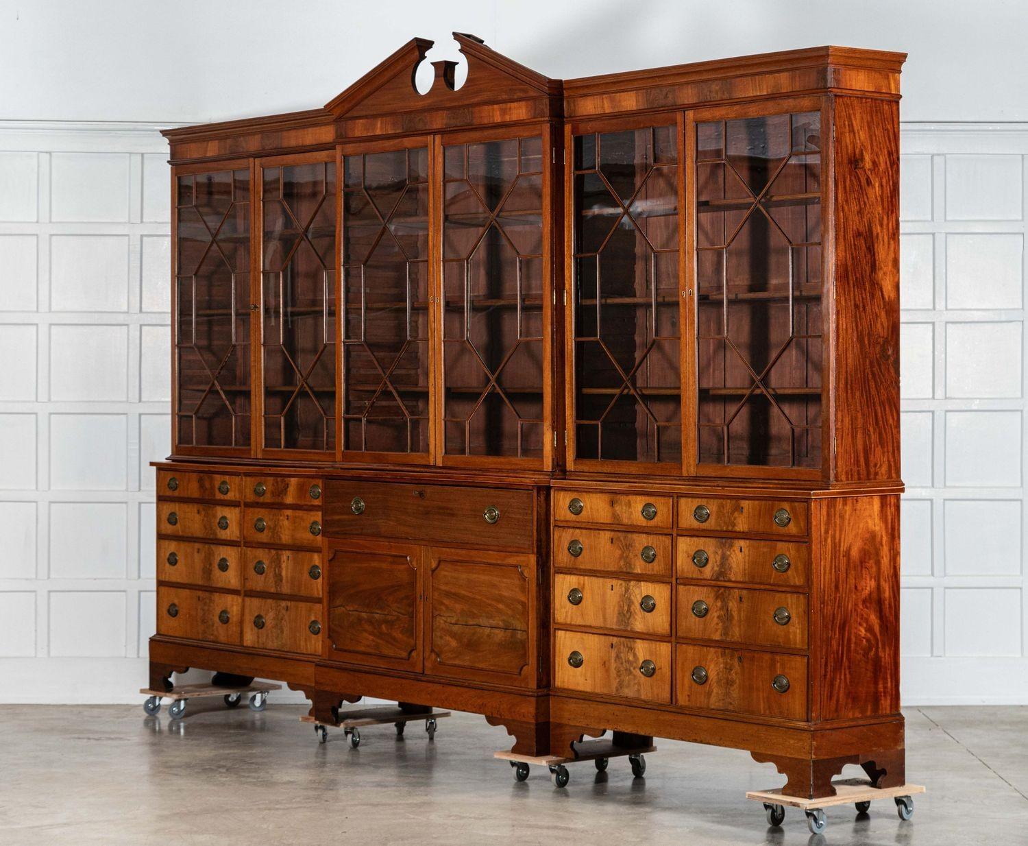 Mogano Monumentale libreria georgiana inglese in mogano con ante a strappo in vendita