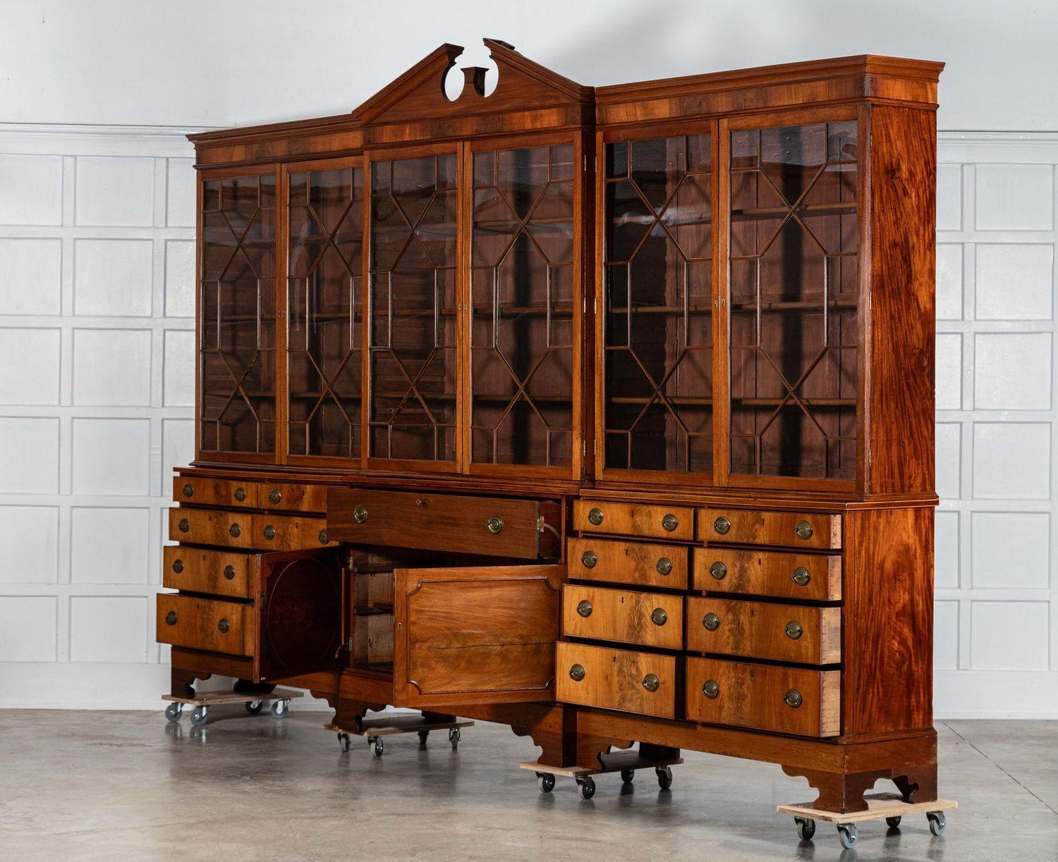 Monumentale libreria georgiana inglese in mogano con ante a strappo in vendita 1