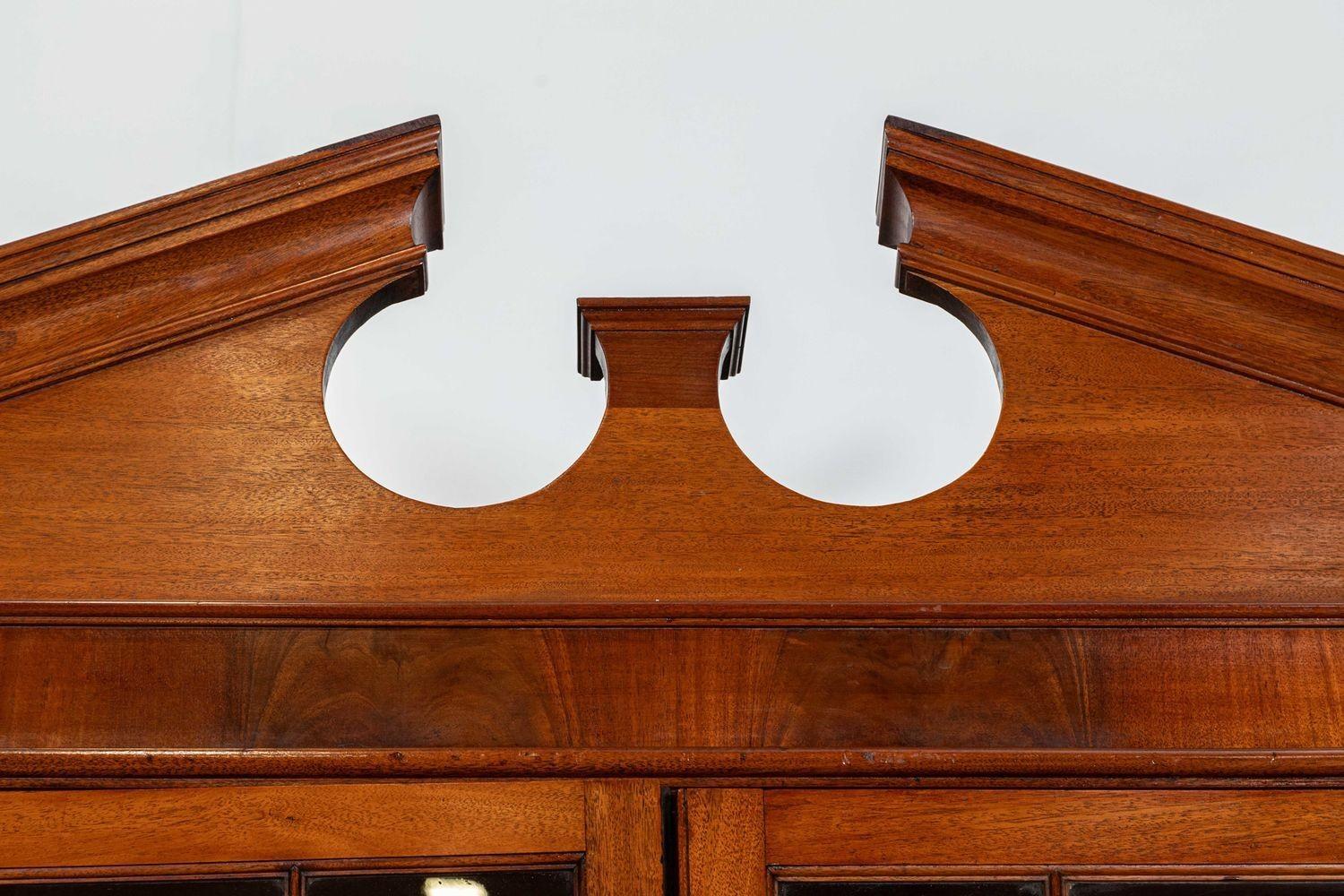 Monumentale libreria georgiana inglese in mogano con ante a strappo in vendita 3