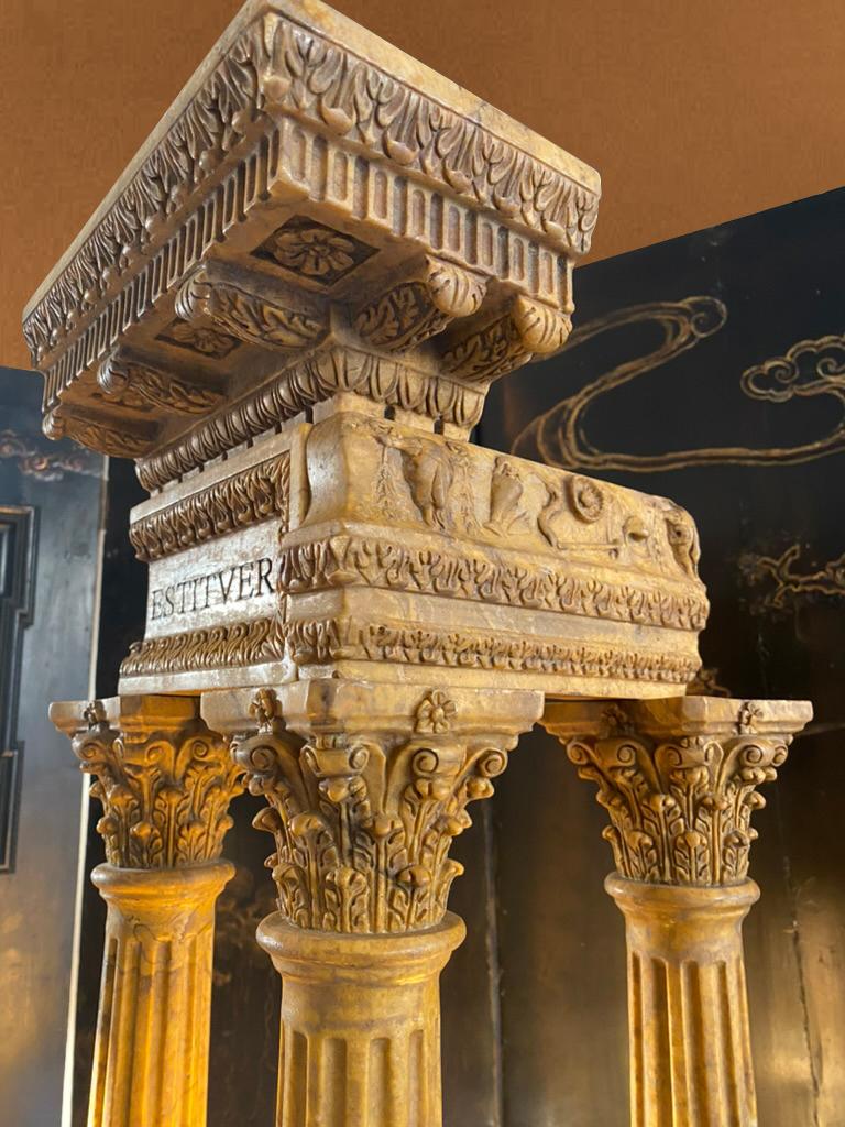 Romain classique Modèle monumental en marbre Giallo de Sienne du temple de Vespasian en vente