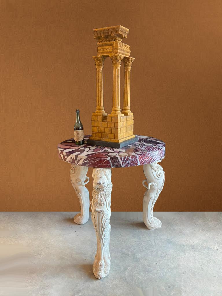 italien Modèle monumental en marbre Giallo de Sienne du temple de Vespasian en vente