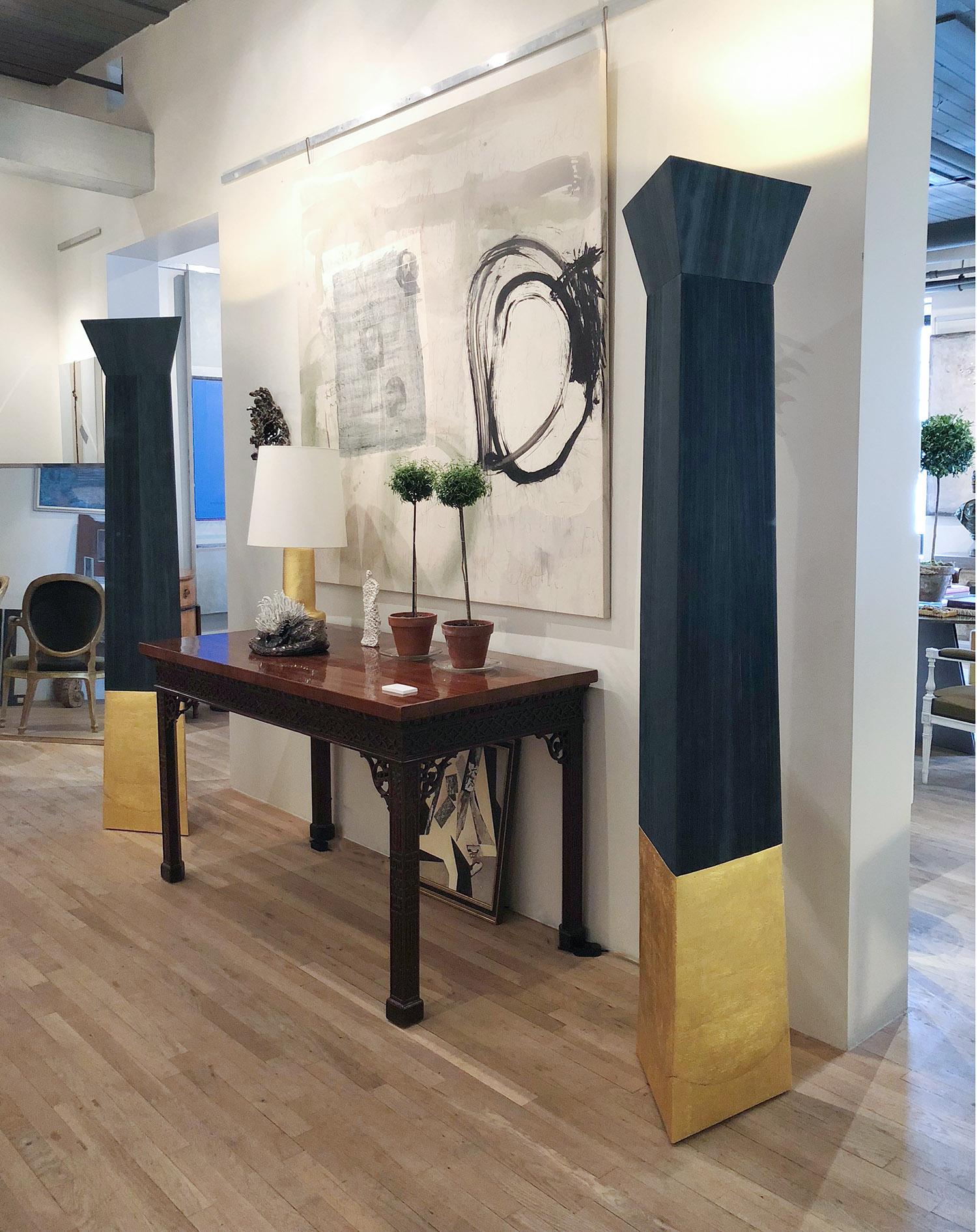 Torce monumentali: Abete Douglas sabbiato e dipinto di grigio-blu con basi in ceramica dorata. Apparecchio di illuminazione in ottone a incasso. 
A cura di Andrea Koeppel.
Contemporanea, due disponibili.
Misure: 81 x 14 ¾ x 14 ¾ pollici.

Modelli di